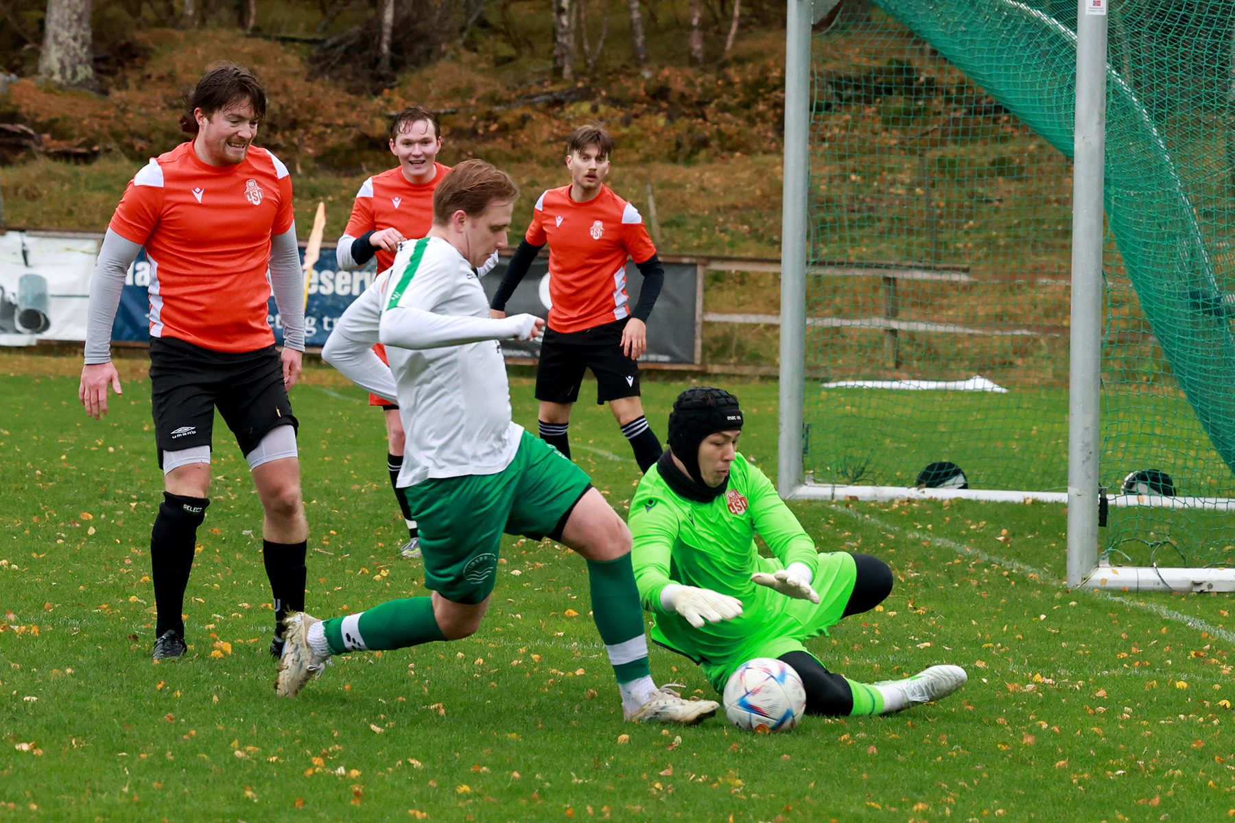 Denne situasjonen mellom Nicolai Forås og Levangerstudentenes keeper Idar Andre Tenold-Saglien førte til straffe for Flatanger...