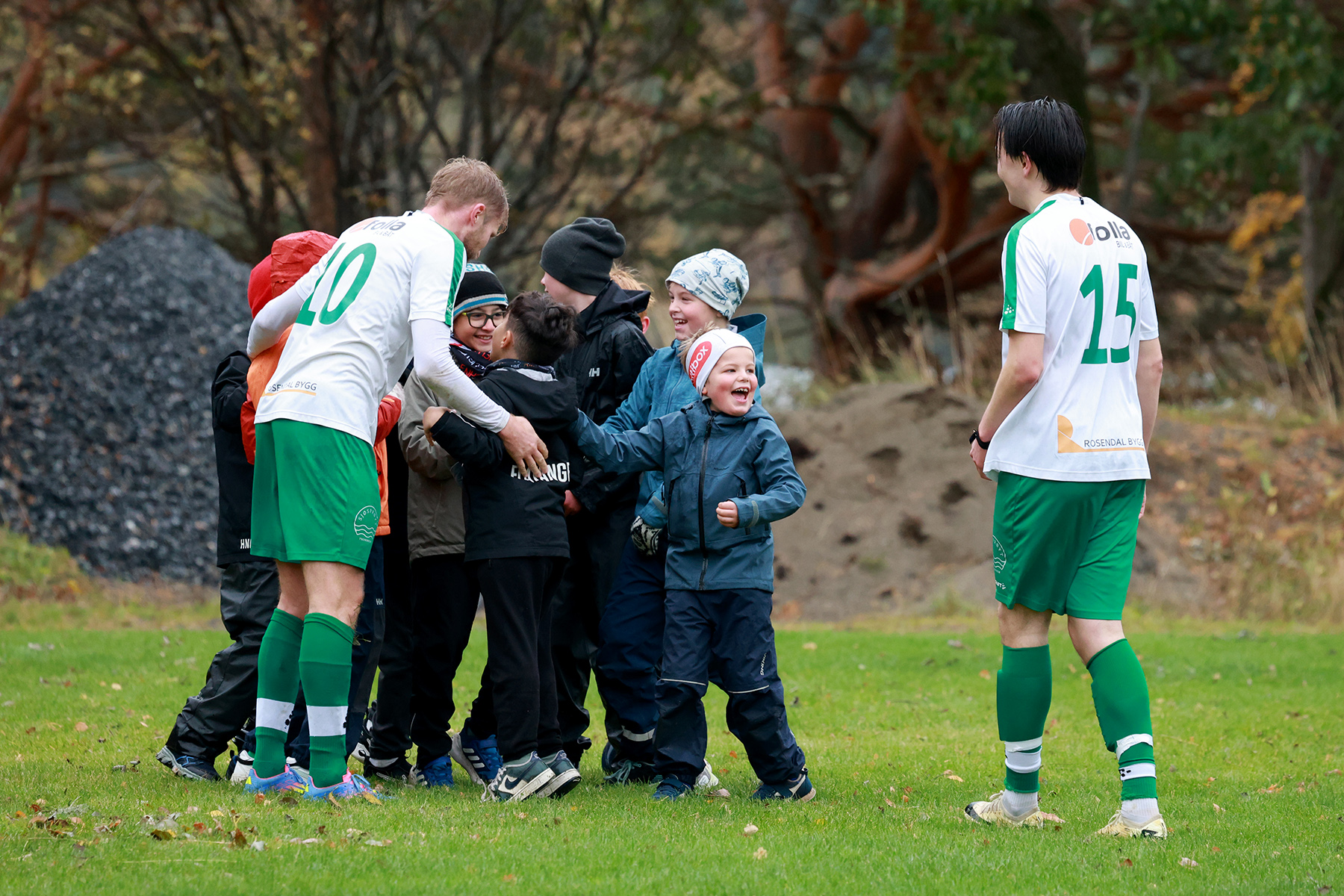Ola Kristian Dahle Høstland og Lucas Haagensen feiret 1-1-skåringa sammen med de unge supporterne bak mål.