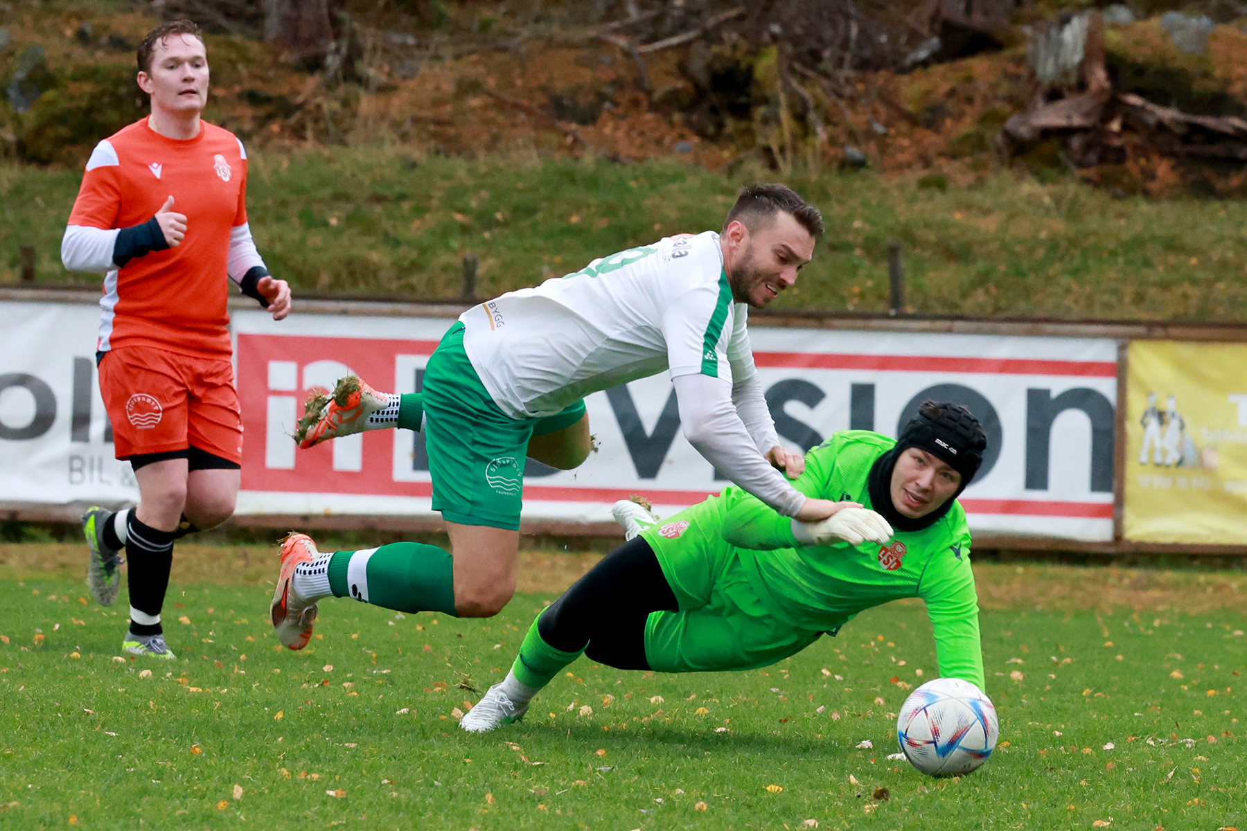 Både Thomas Einvik og keeper Idar Andre Tenold-Saglien gikk over ende, men ballen trillet videre...