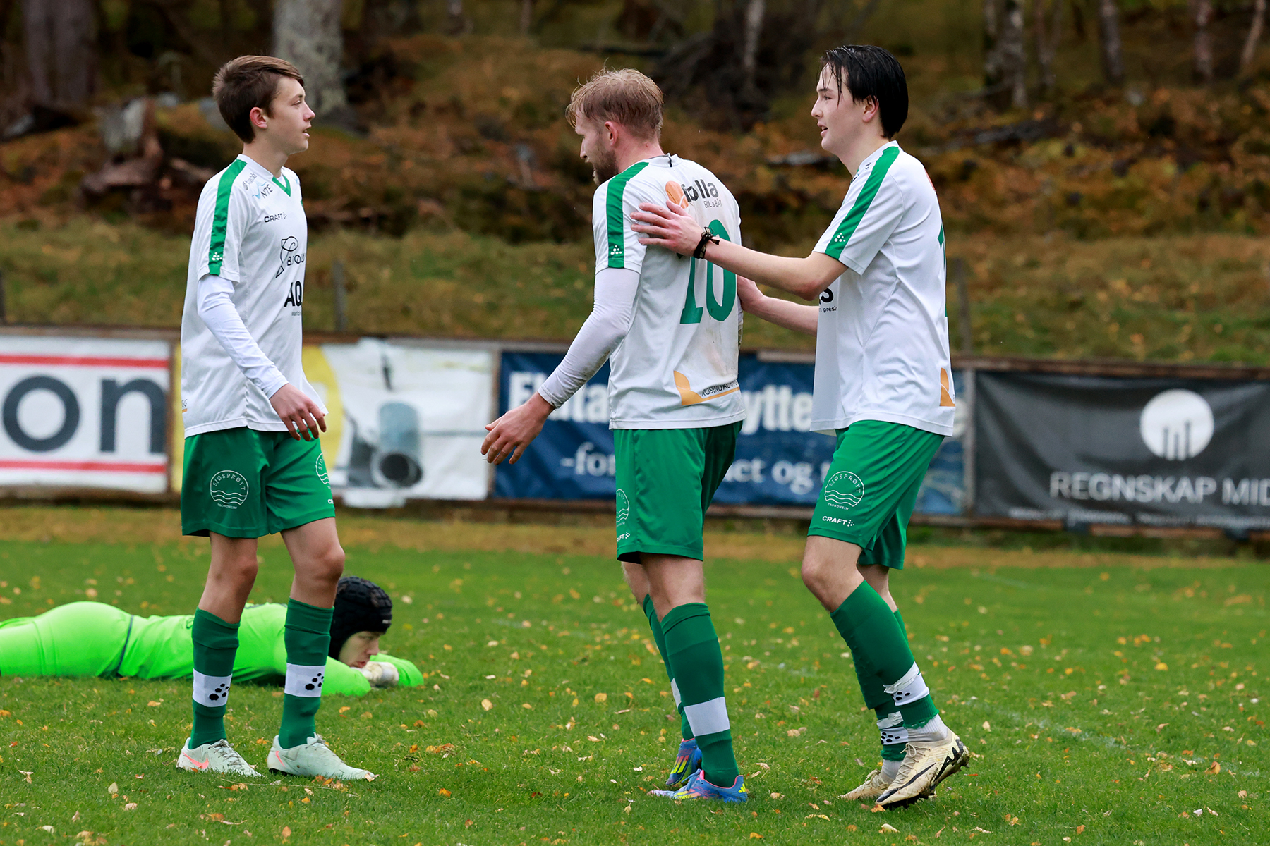 Kasper Aspø Hanssen (til venstre) fikk sin debut i 5.divisjon lørdag. Her feirer han 5-2-målet sammen med Ola Kristian Dahle Høstland og Lucas Haagensen.