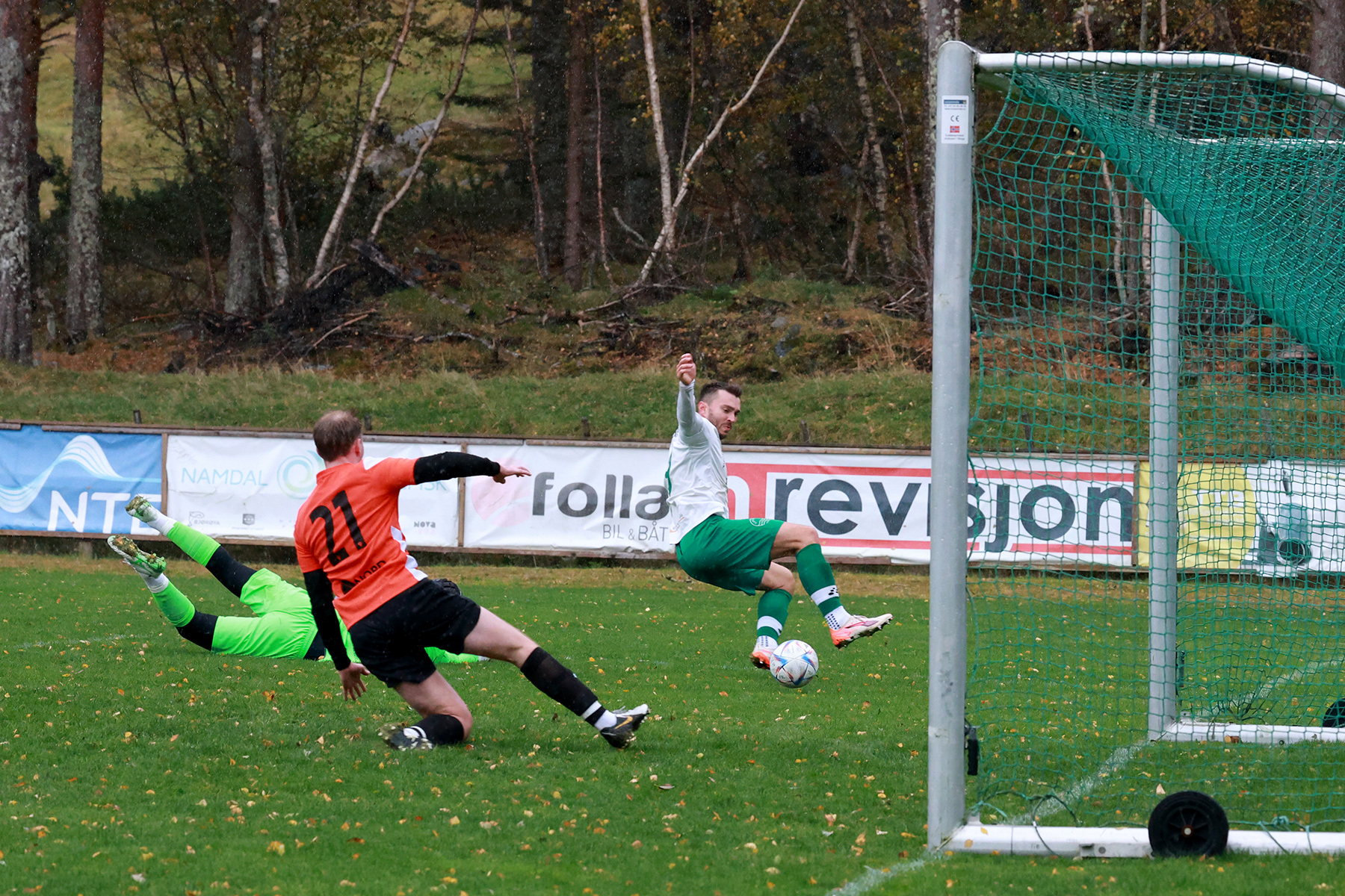 Sjansene var mange, som her. Thomas Einvik kom seg forbi keeper, men gled og ballen gikk utenfor.