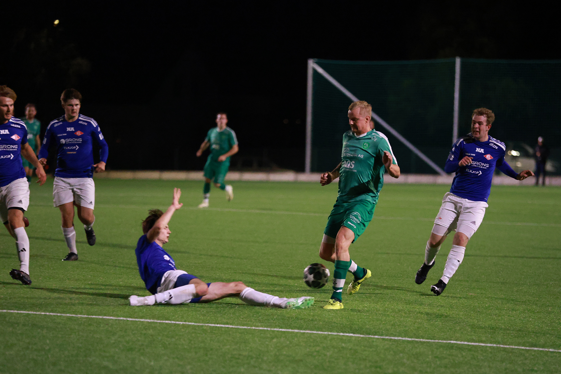 Glidetakling av Flatangers Alexander Hodd&oslash; Breistrand.