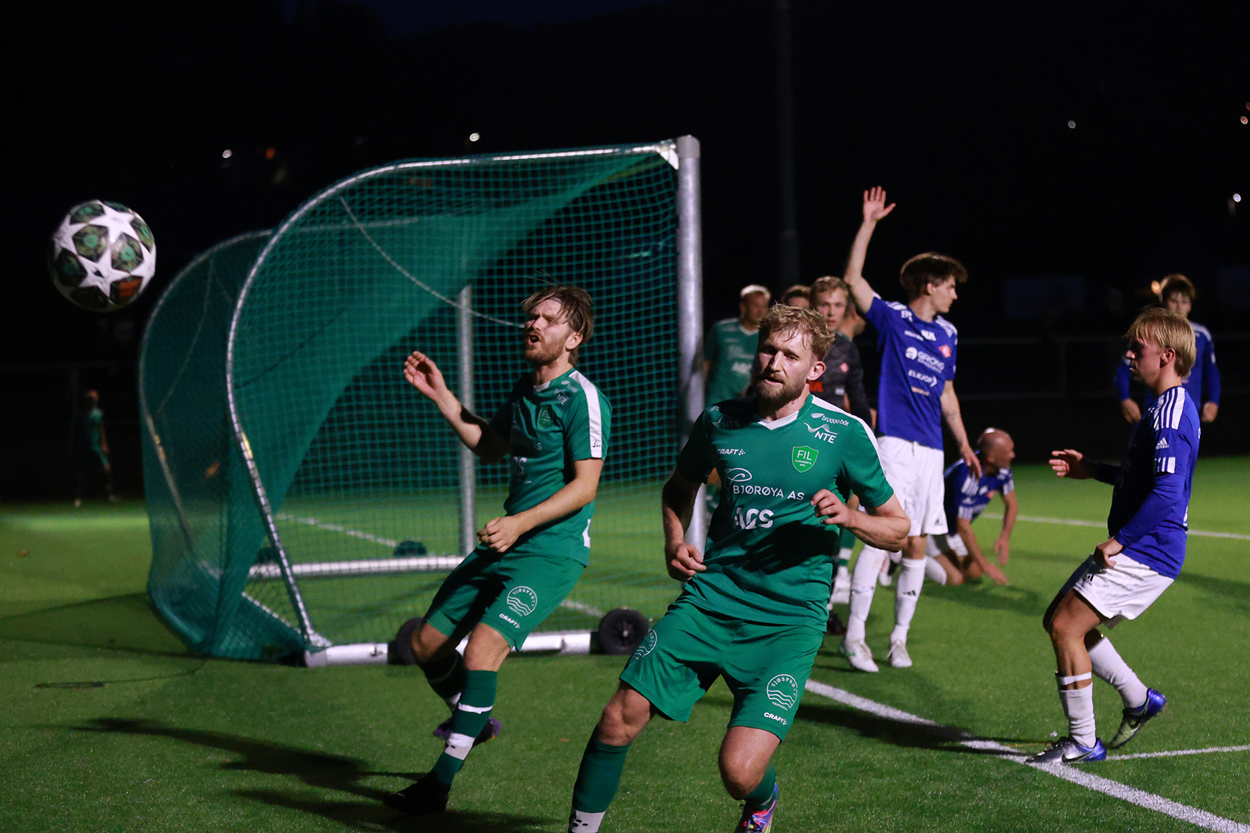 Flatanger hadde mange sjanser, men denne ballen gikk utenfor og Karl Ivar og Ola Kristian Dahle H&oslash;stland rakk den ikke.