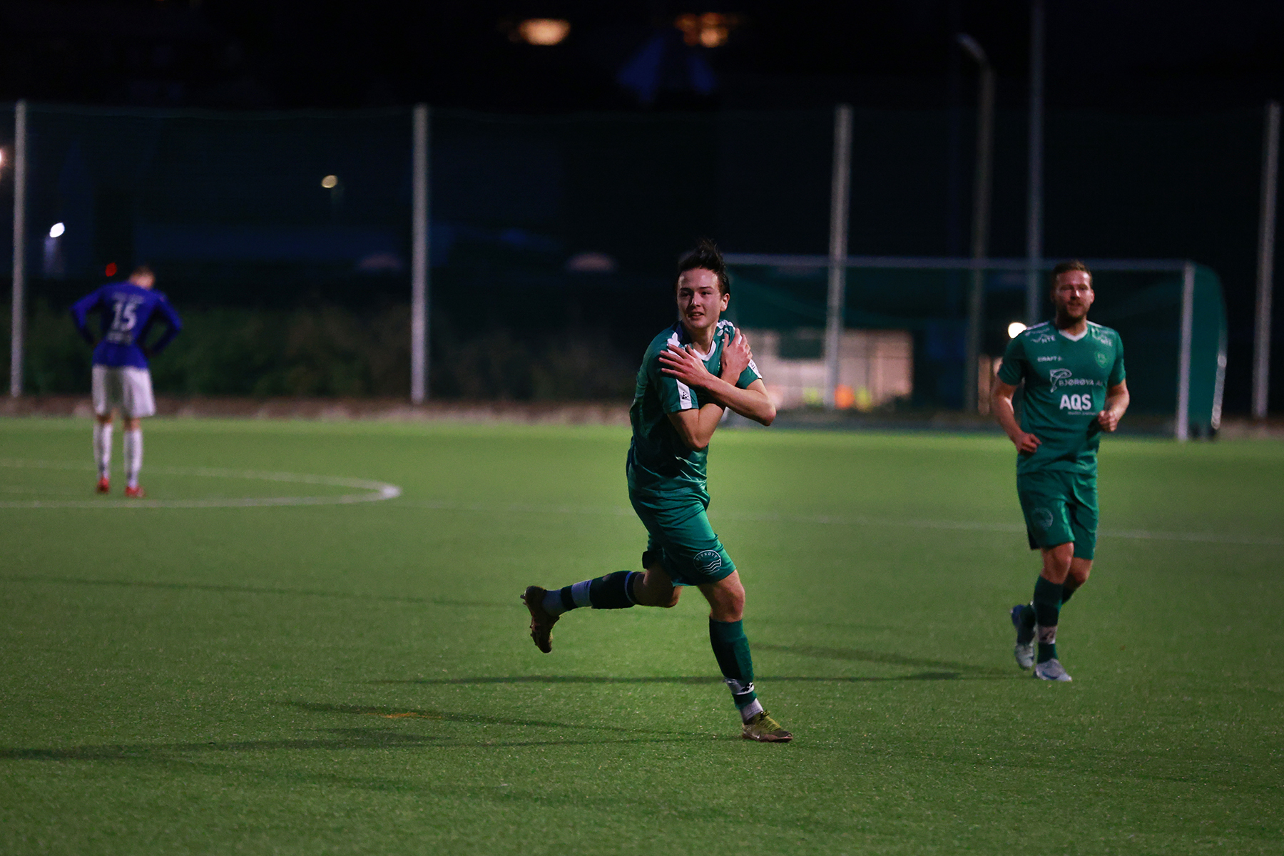 Lucas Haagensen feirer etter &aring; ha satt 0-2-m&aring;let.