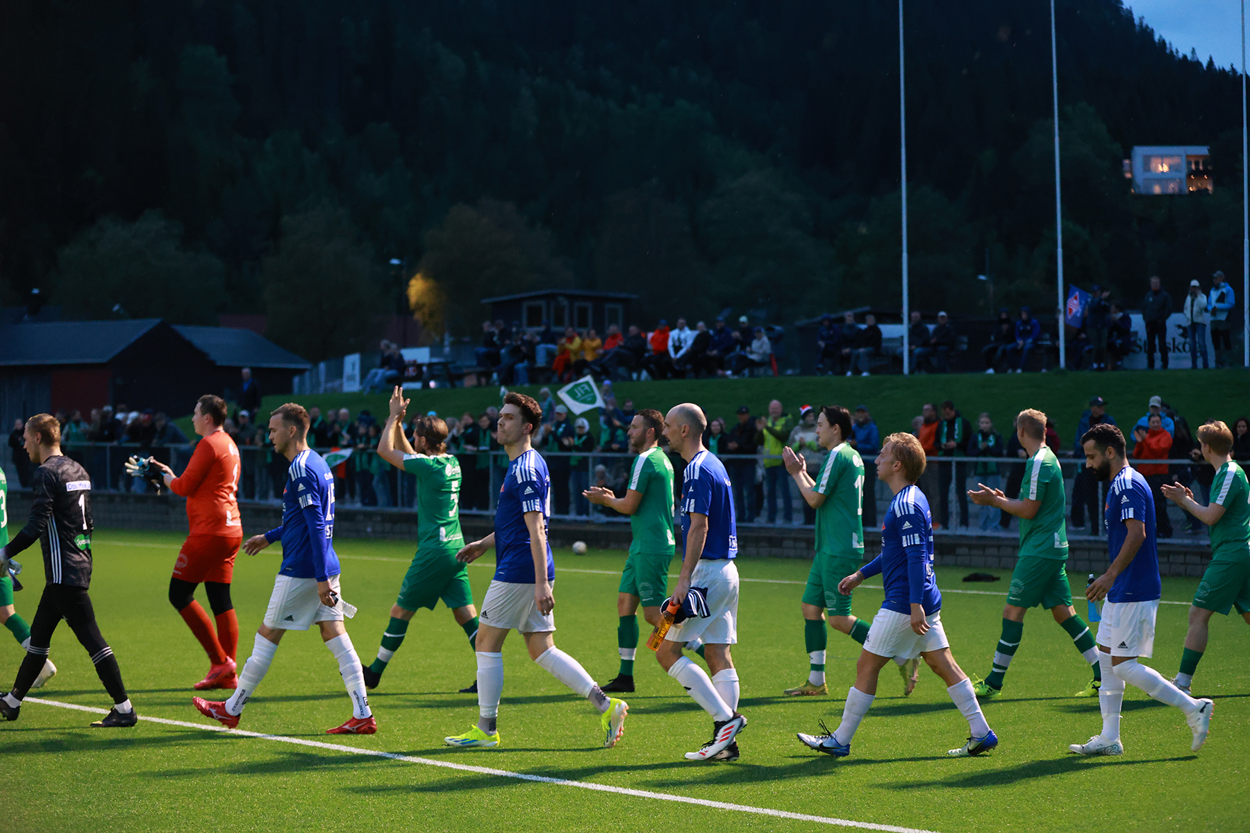 Stemninga satt ved innmarsj. Flatanger klapper til publikum.