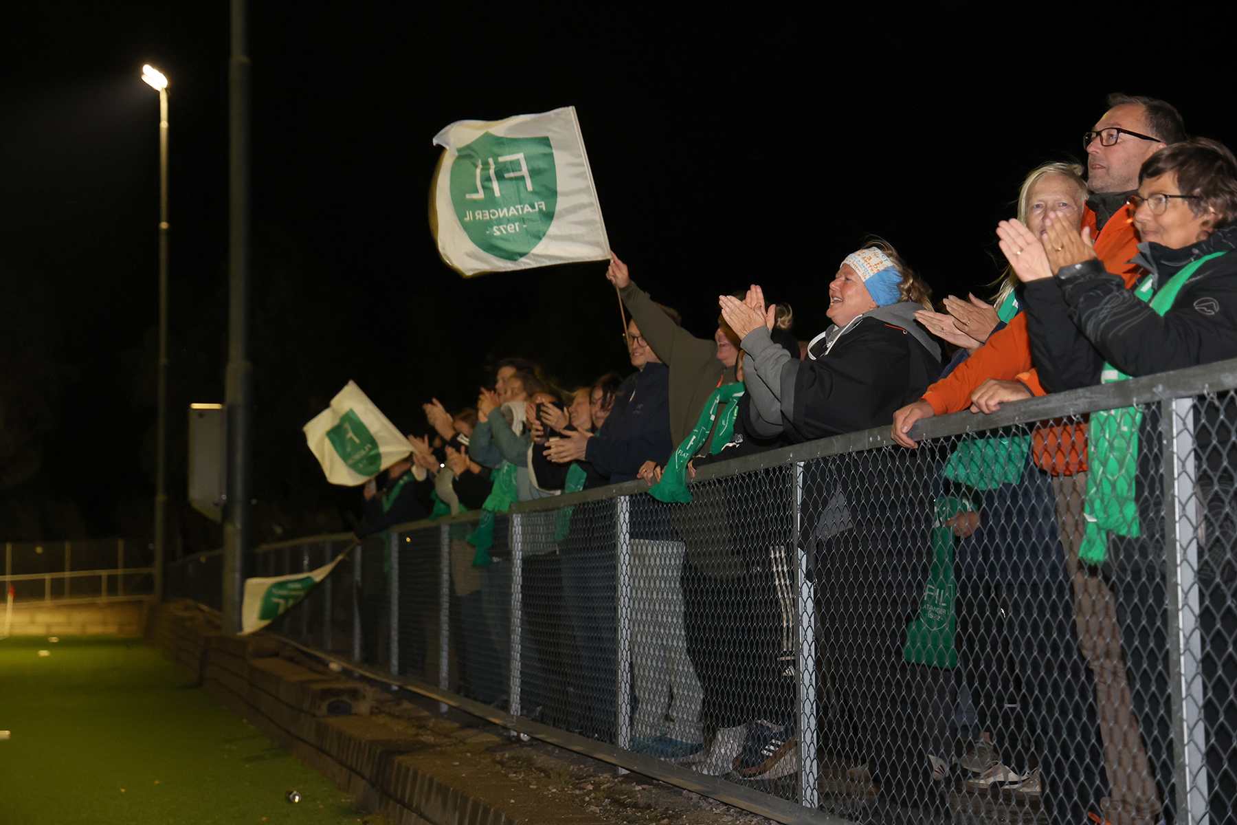 Flatangersupporterne svikter aldri. Rundt 300 tok turen til Namsos for &aring; se Flatanger sl&aring; bylaget.
