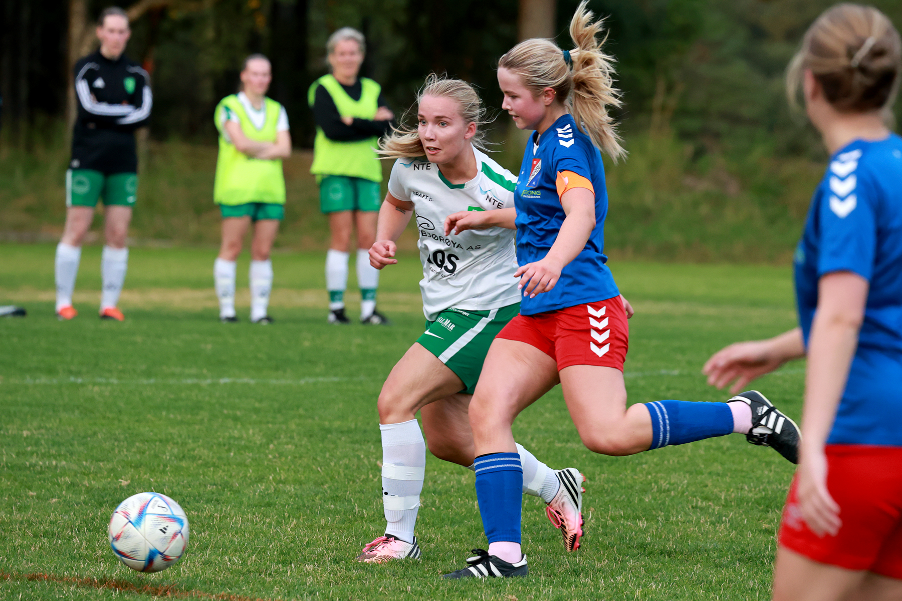 Henny Kløven Lein debuterte på damelaget søndag, og her lager hun 14-0-målet - med skudd i stanga og i mål.