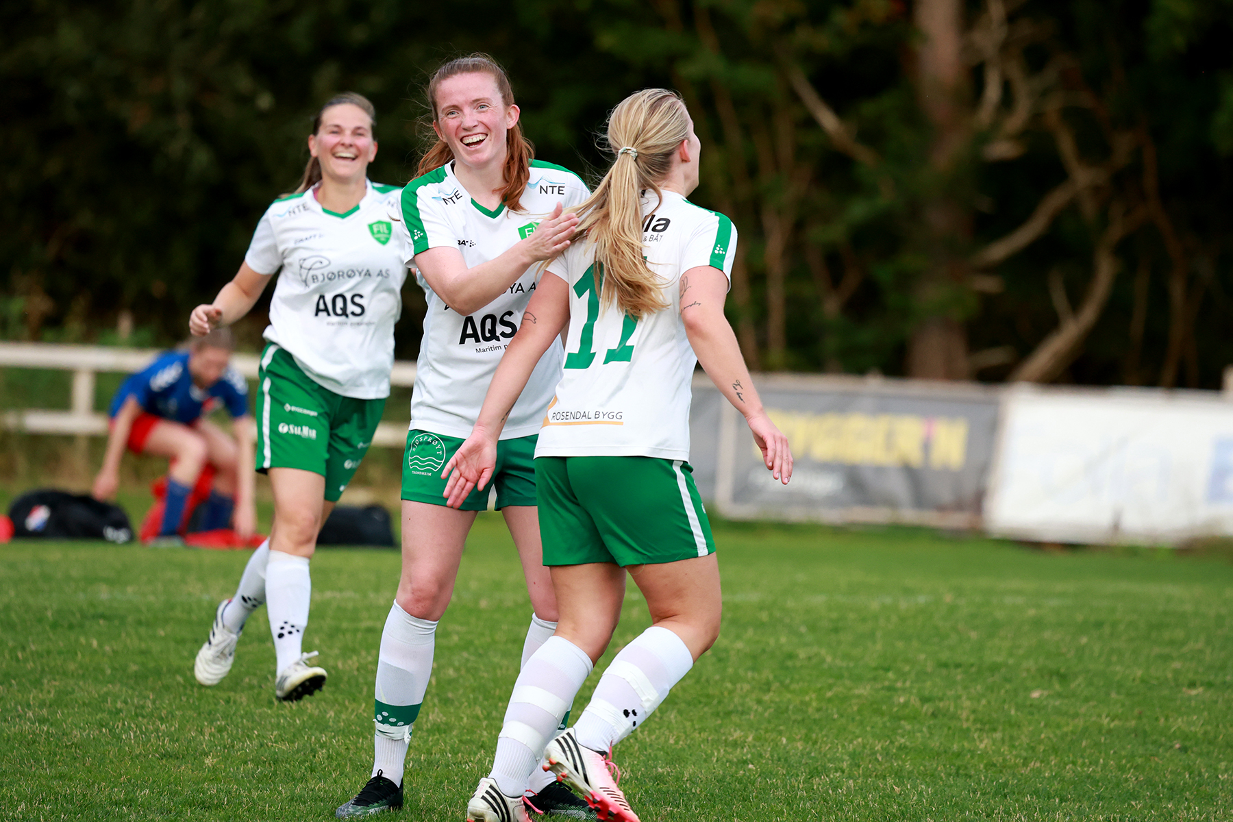 Hilde Lænd og Julie Devik Leithe jubler med Henny Kløven Lein etter hennes første skåring.