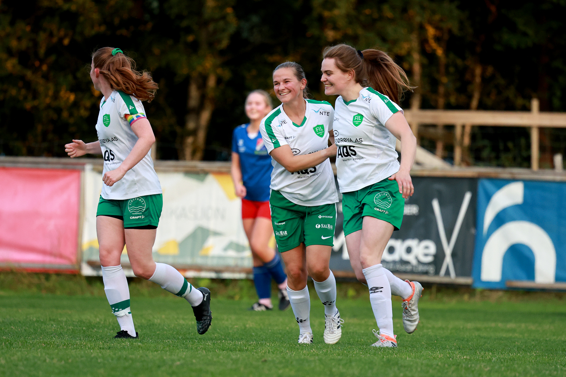 Hilde Lænd feirer etter å ha satt inn 4-0-målet.