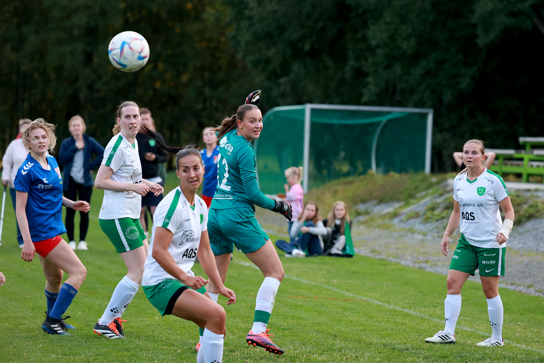 Litt usikkerhet i forsvaret, men denne ballen gikk heller ikke i mål.