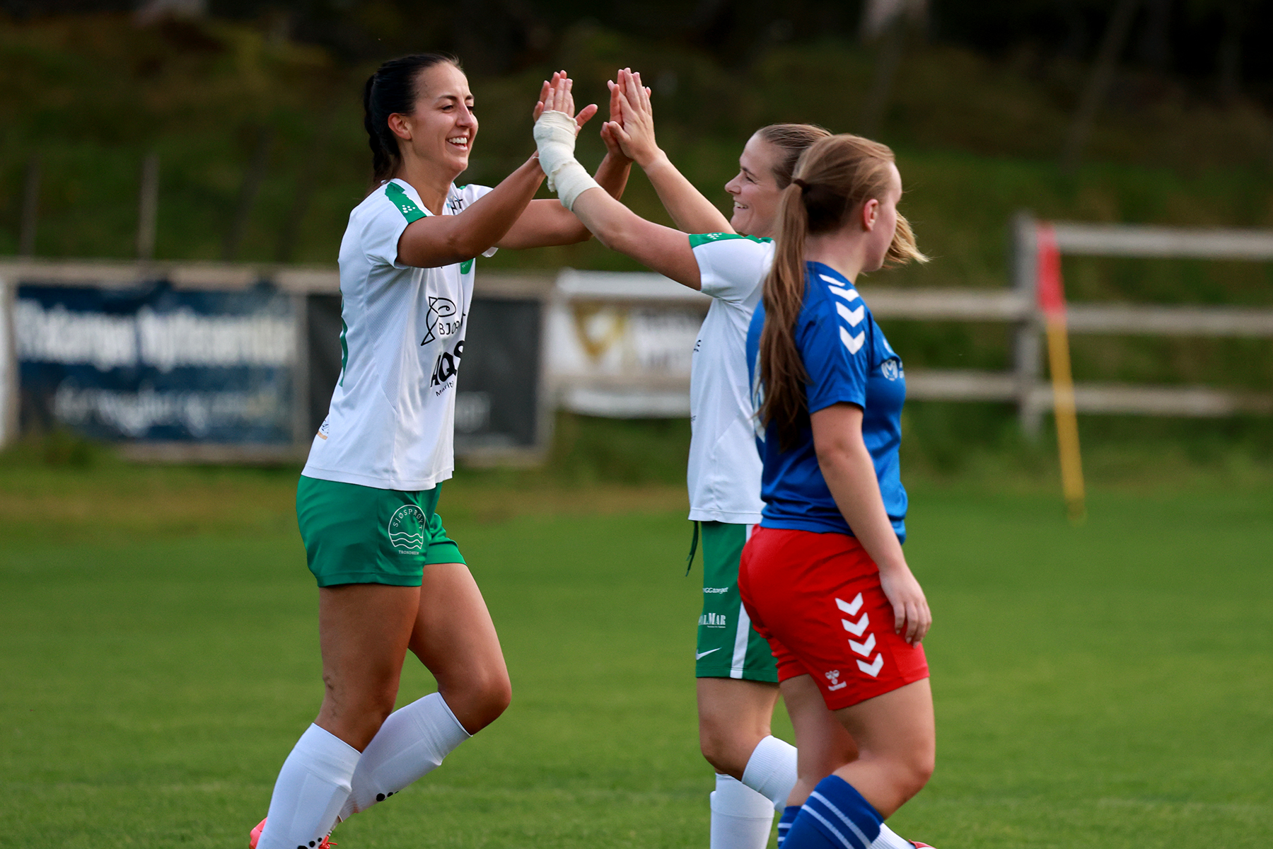 Det ble mange grunner til å feire skåringer i søndagens kamp, her Victoria Bentzen og Hilde Lænd.