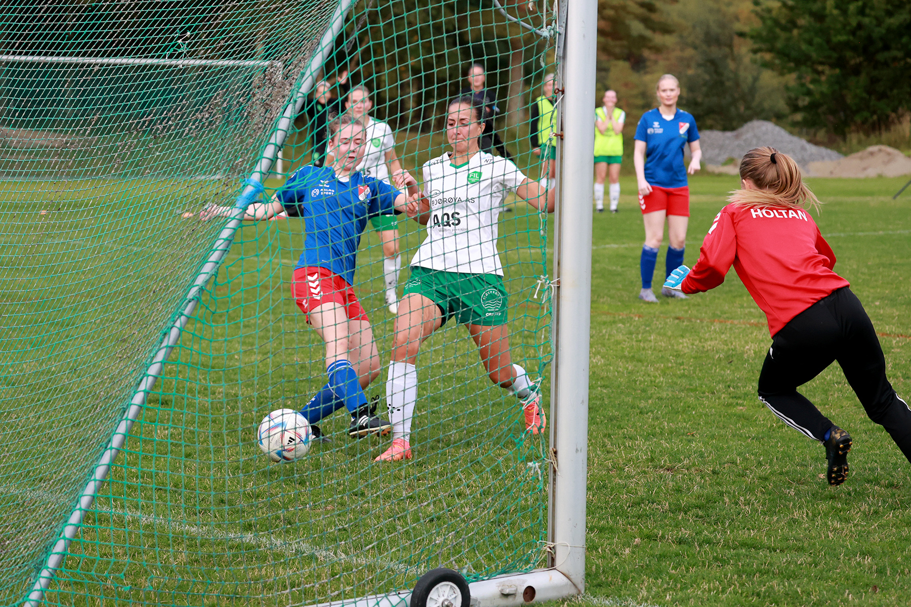 Victoria Bentzen kommer seg forbi keeperen og setter 10-0.
