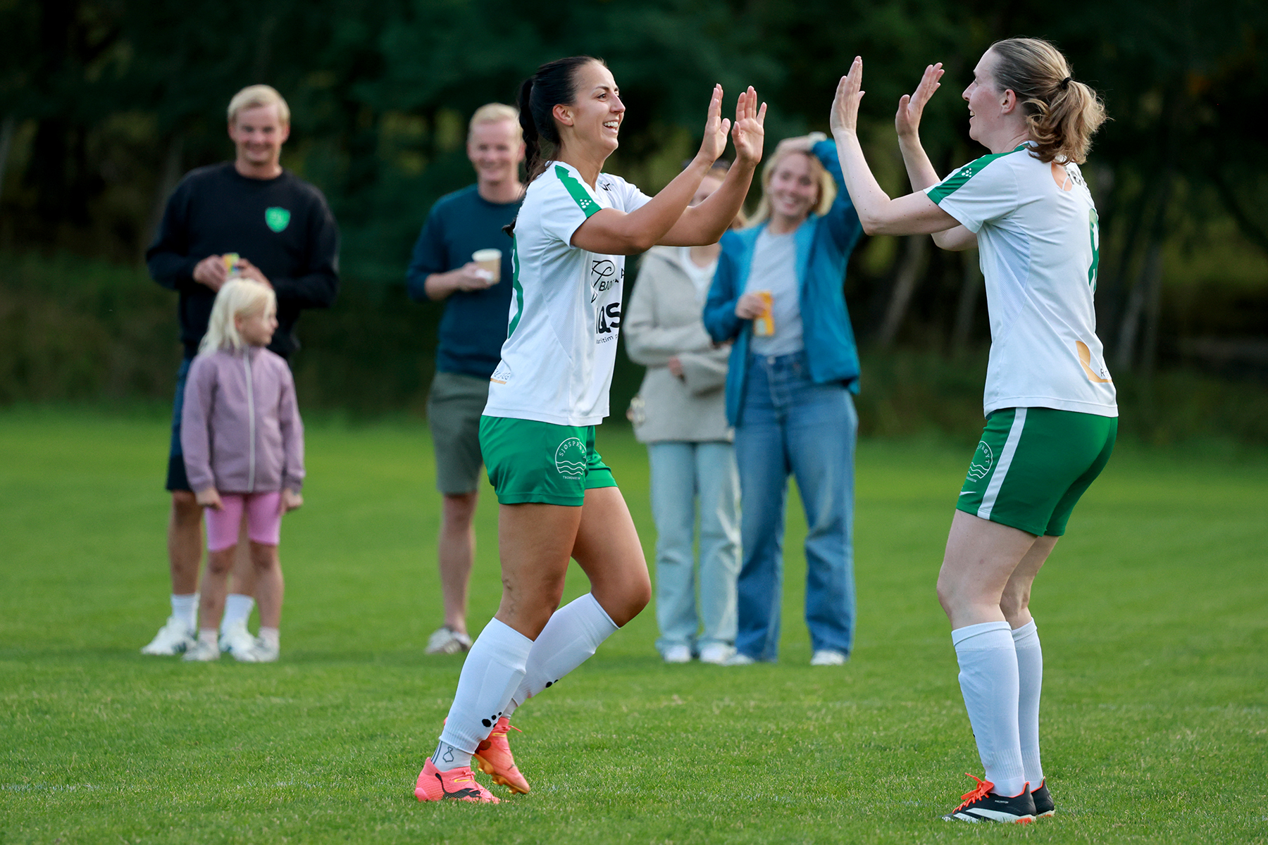 Med ni mål ble det mange anledninger til å feire for Victoria Bentzen, som her med Linn Kjersti Aspø.