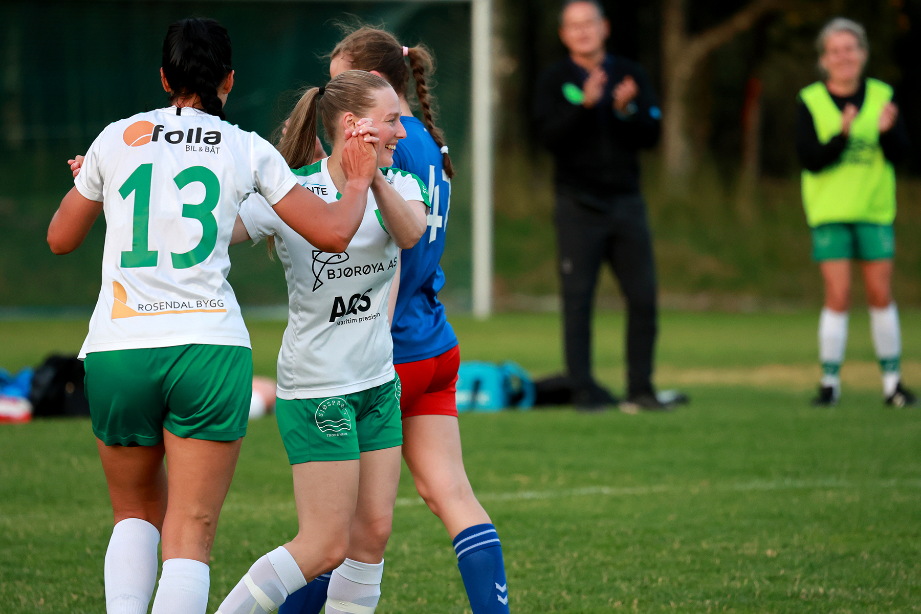 Vilde Frisendal jubler etter nok ei skåring, denne gang Flatangers mål nr. 17.