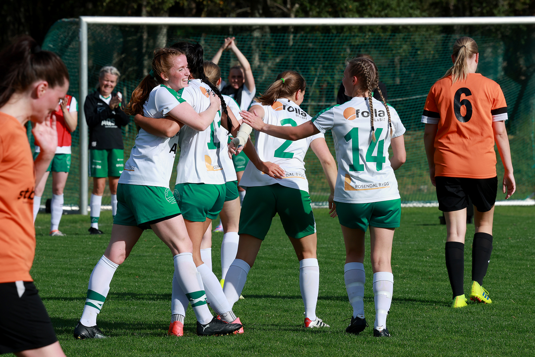 Glade lagspillere etter Victoria Bentzens skåring.