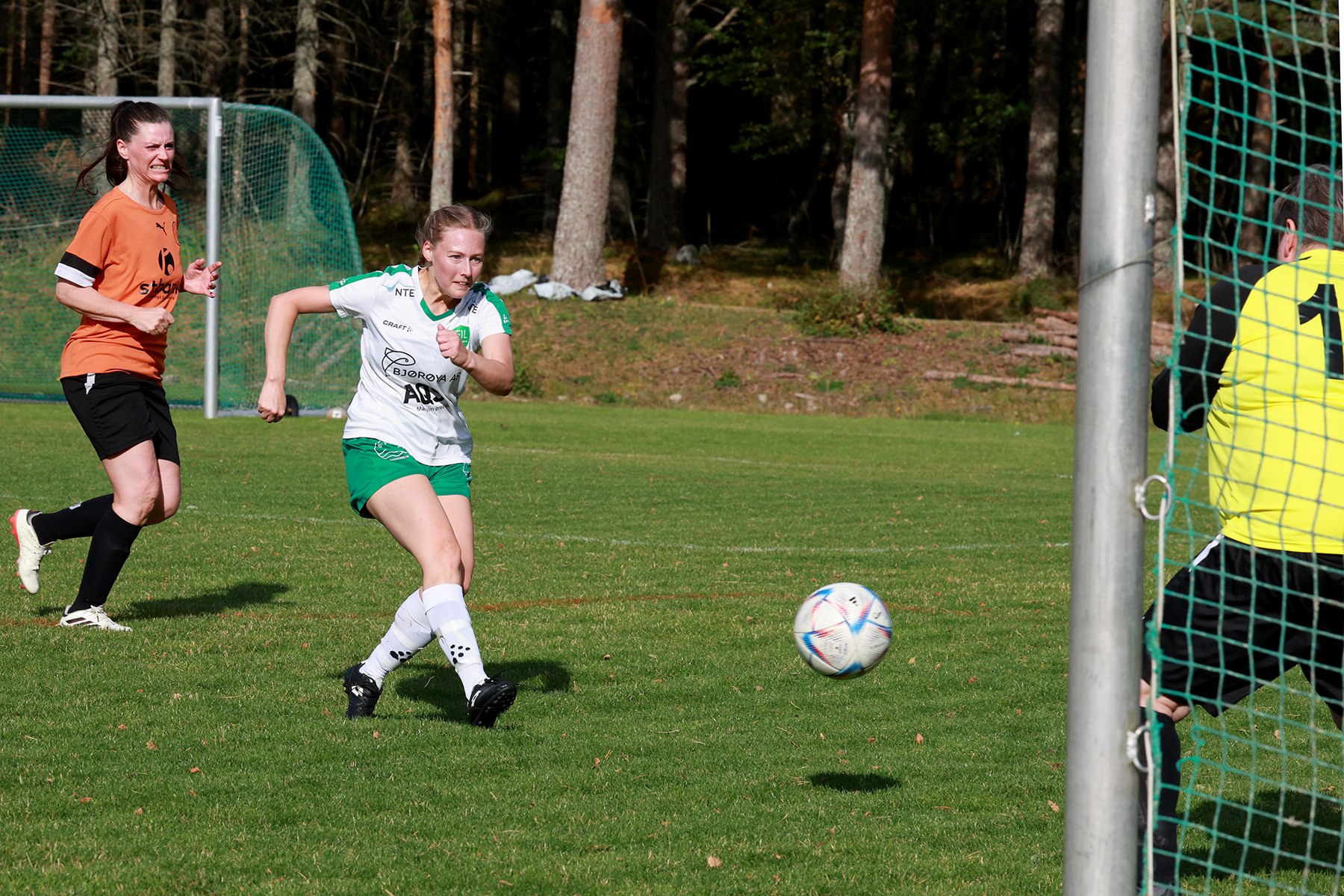 Vilde Frisendal med skudd som keeperen reddet.