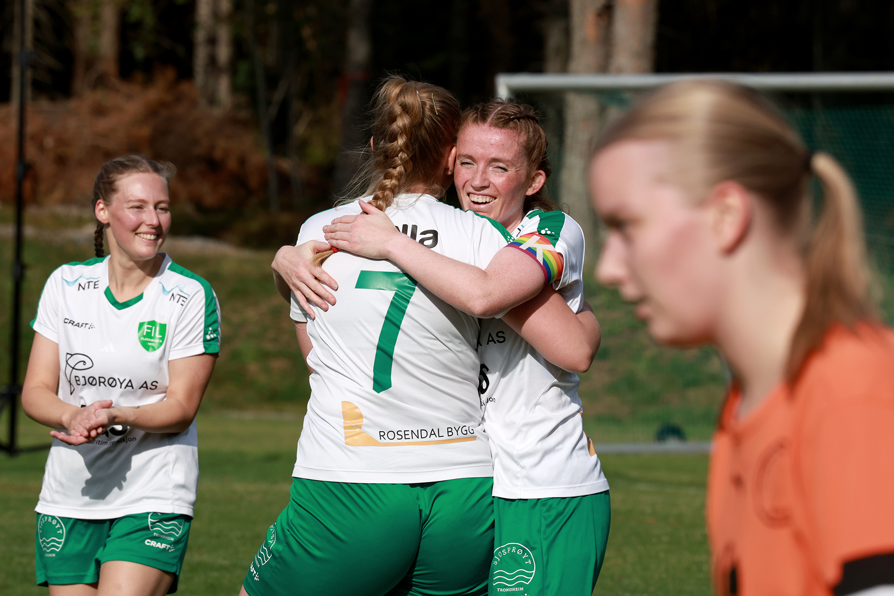 Vilde Frisendal og Julie Devik Leithe jubler for Signe Jakobsens siste skåring.