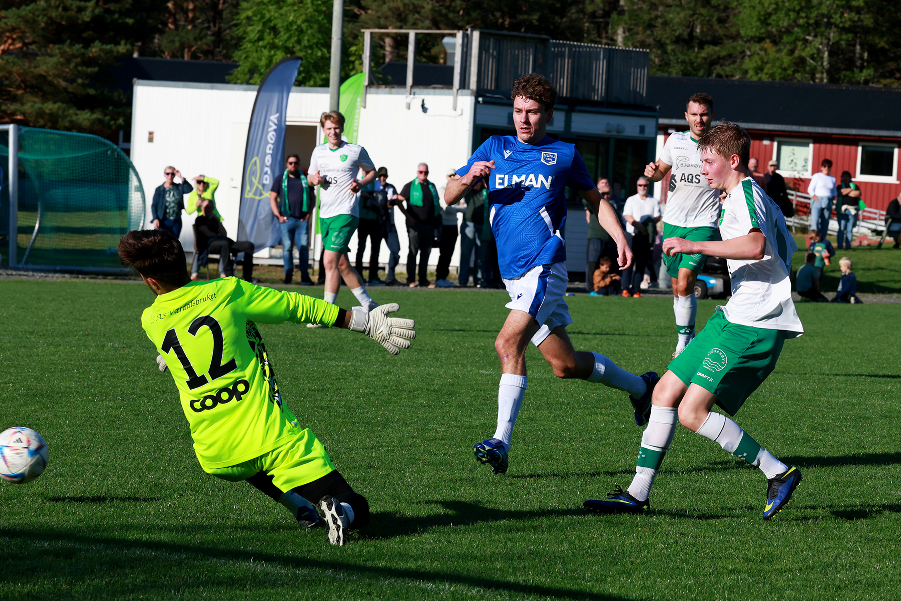 Arn Frisendal med skudd, men dessverre gikk ballen utenfor.