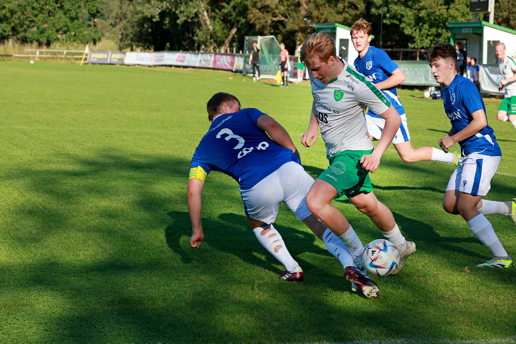 Nicolai Forås blir felt og det ble frispark, om vi husker rett...