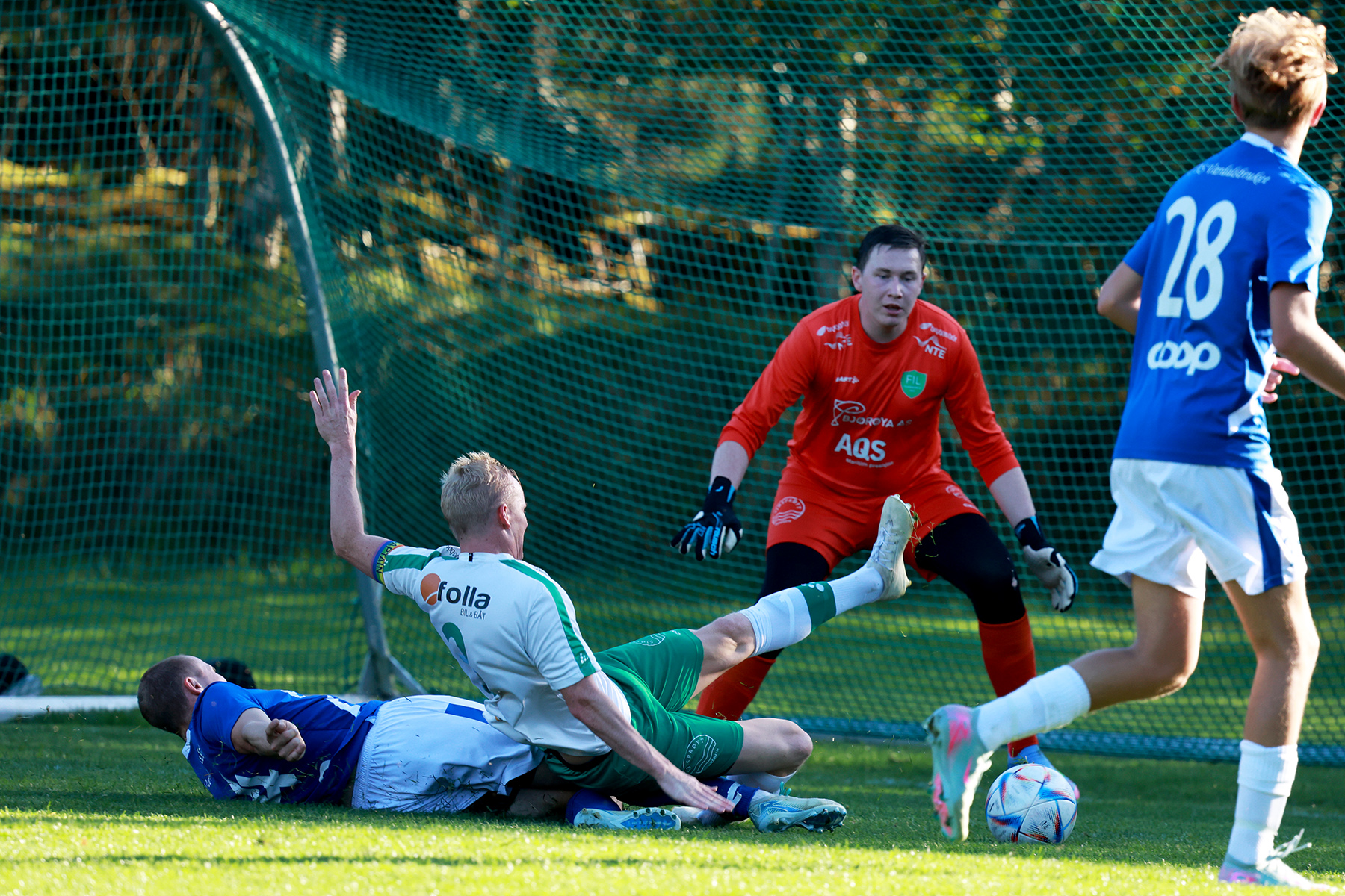 Thomas Hoddø Breistrand får et bein på ballen og stopper Vuku.