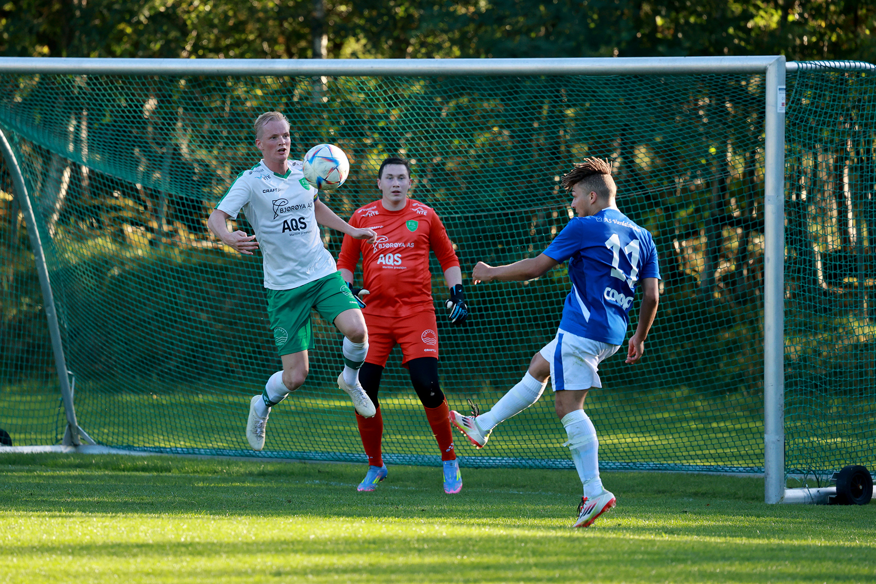 Heading fra Vuku som Thomas Hoddø Breistrand stopper med brystet.