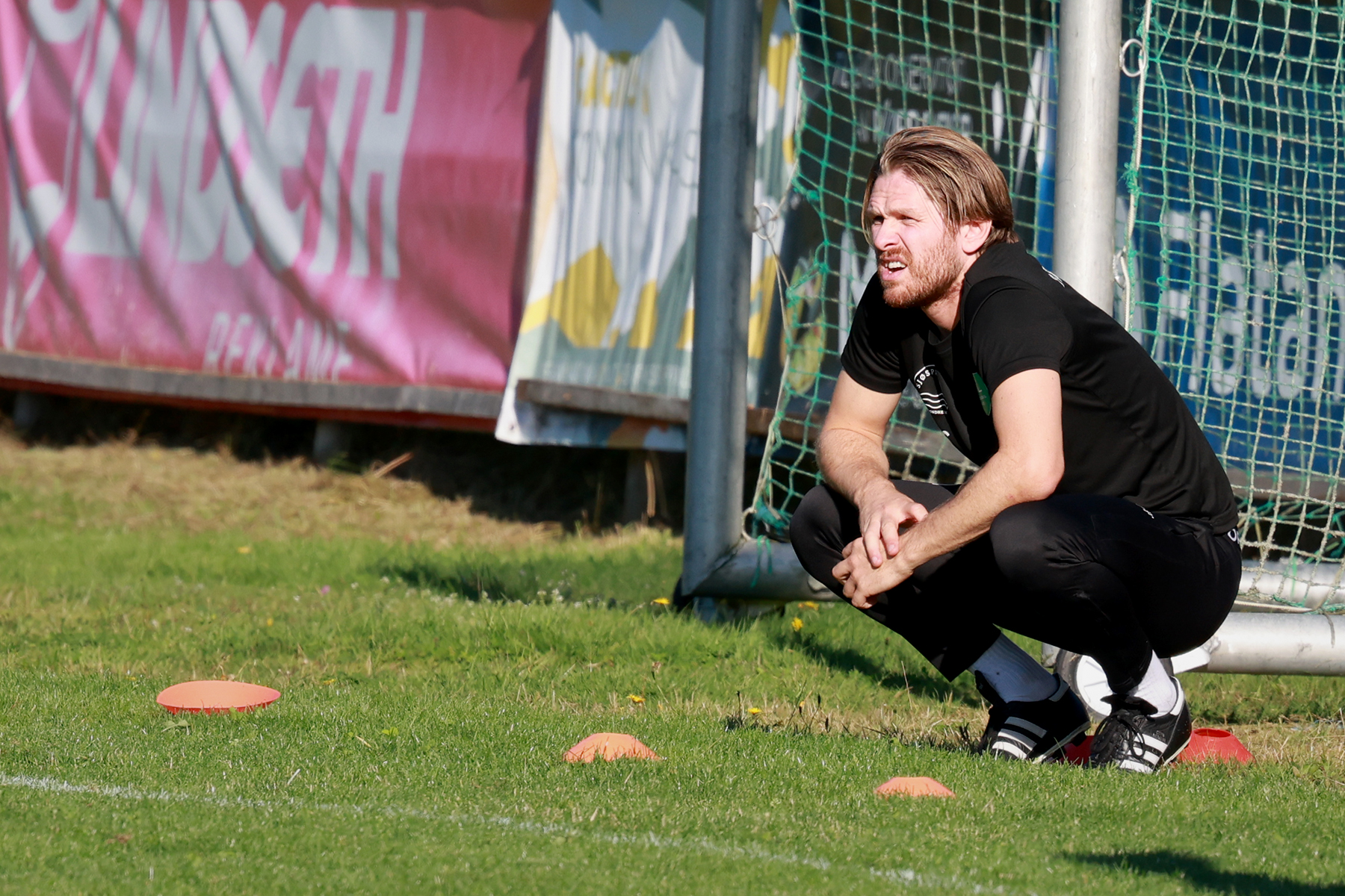 Karl Ivar Dahle Høstland hadde det ikke godt på sidelinja i søndagens kamp. Han skulle gjerne vært utpå banen.