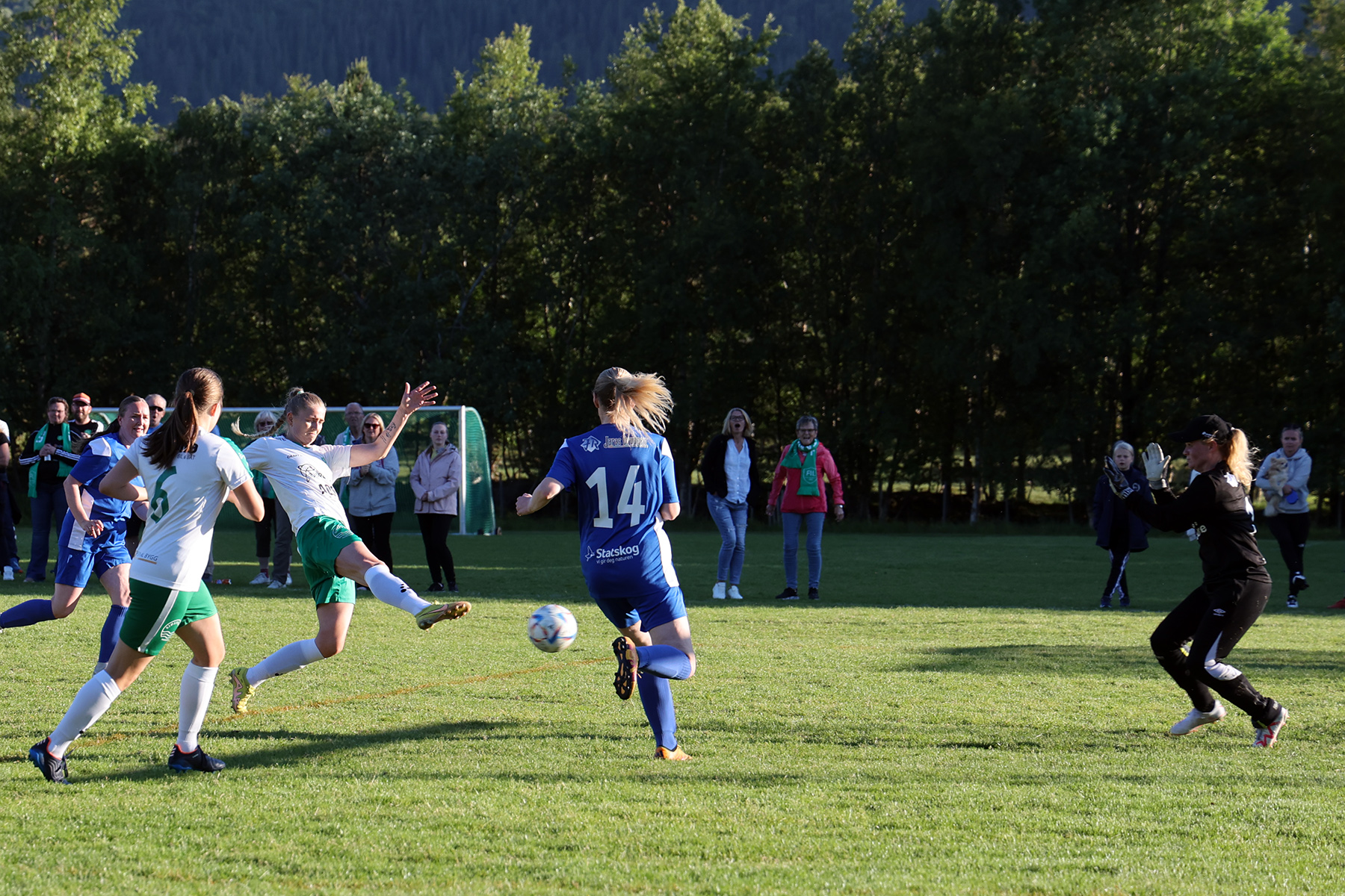 Signe Jakobsen setter det f&oslash;rste av sine tre m&aring;l i kampen, og da l&oslash;snet det for Flatanger. (Foto: William Stor&oslash; H&oslash;stland)