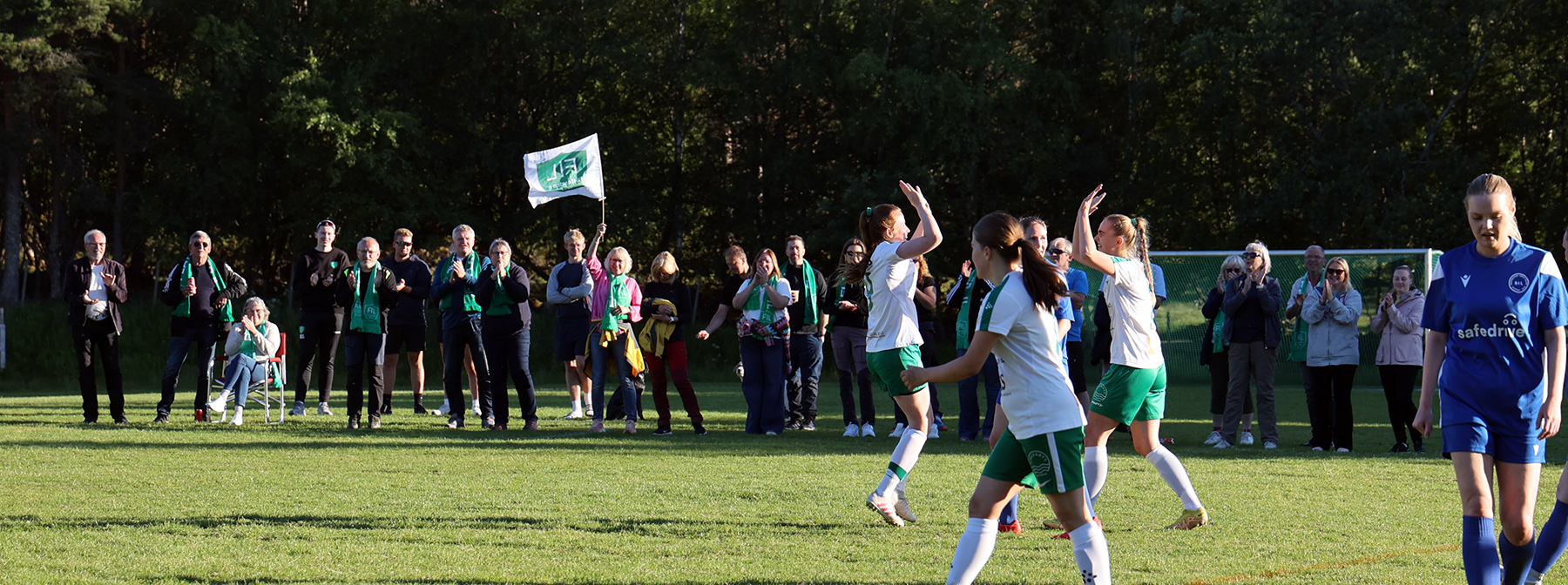 Ylva Haagensen og Signe Jakobsen jubler for sk&aring;ring, og publikum jubler med! (Foto: William Stor&oslash; H&oslash;stland)