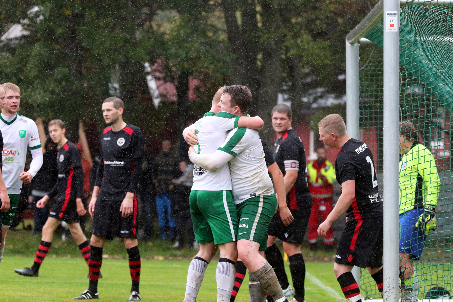 Jubel etter Flatangers første mål, satt av Julian Vedvik Havstein. (Foto: Hanne Marie Tyldum Ribsskog)
