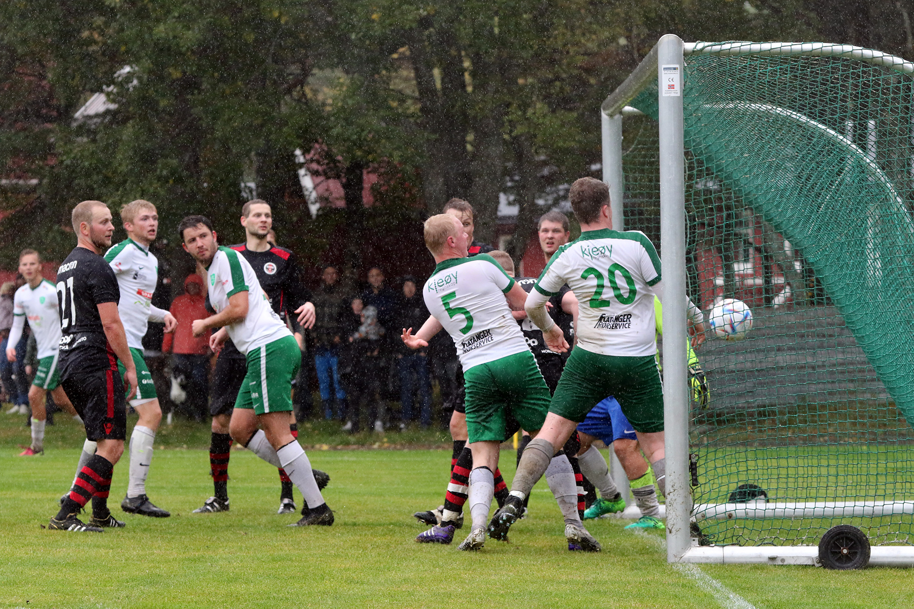 Julian Vedvik Havstein scorer Flatangers første mål, rett før pause. (Foto: Hanne Marie Tyldum Ribsskog)