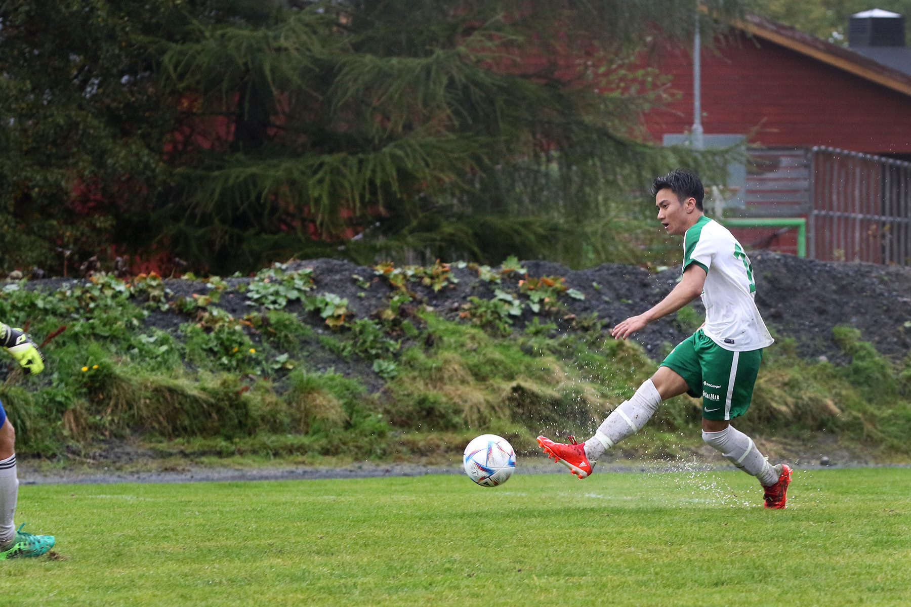 Det var bløtt på banen da Sata Jairak satte skuddet som ga Flatanger uavgjort. (Foto: Hanne Marie Tyldum Ribsskog)