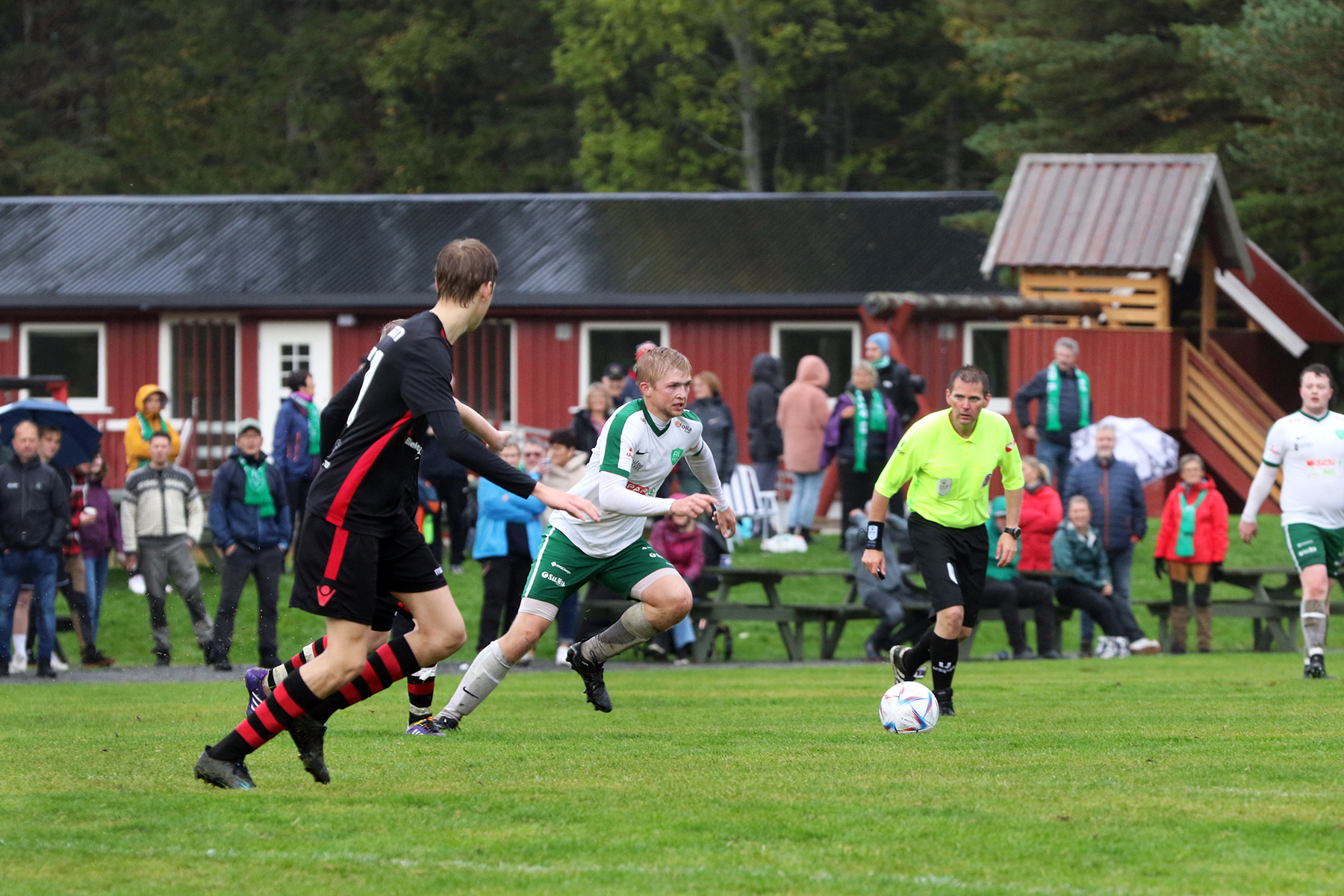 Simon Stamnes Hågensen i kamp mot Beitstad, foran et stort publikum på AQS Arena. (Foto: Hanne Marie Tyldum Ribsskog)