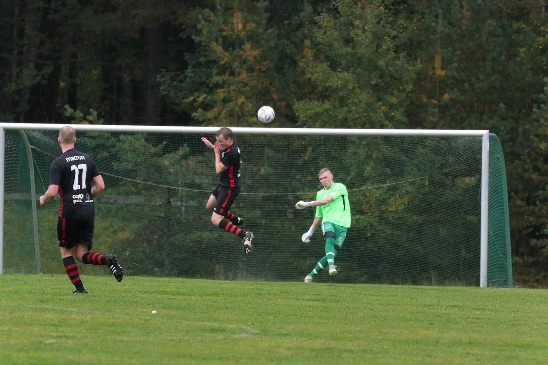 Utspark av Flatangers keeper Imre-Johannes Mediå Lauvsnes. (Foto: Hanne Marie Tyldum Ribsskog)