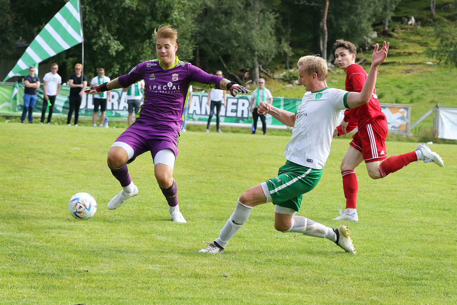 Keeper Robin Hovelsen Hjelseth ble her rundlurt av Flatangers Alexander Hodd&oslash; Breistrand i fjor&aring;rets kamp. N&aring; skal de spille p&aring; samme lag.