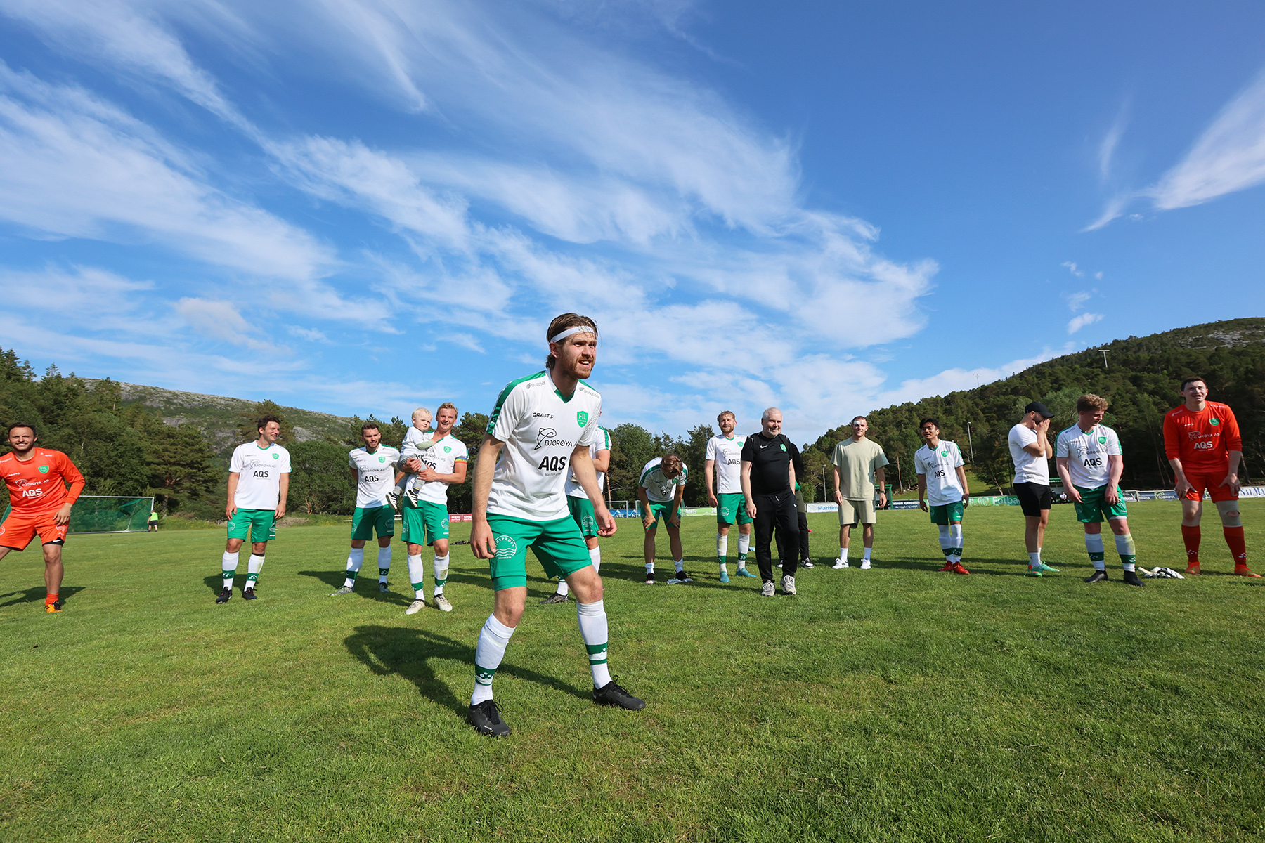 Karl Ivar Dahle H&oslash;stland ledet an da laget takket supporterne for st&oslash;tten!