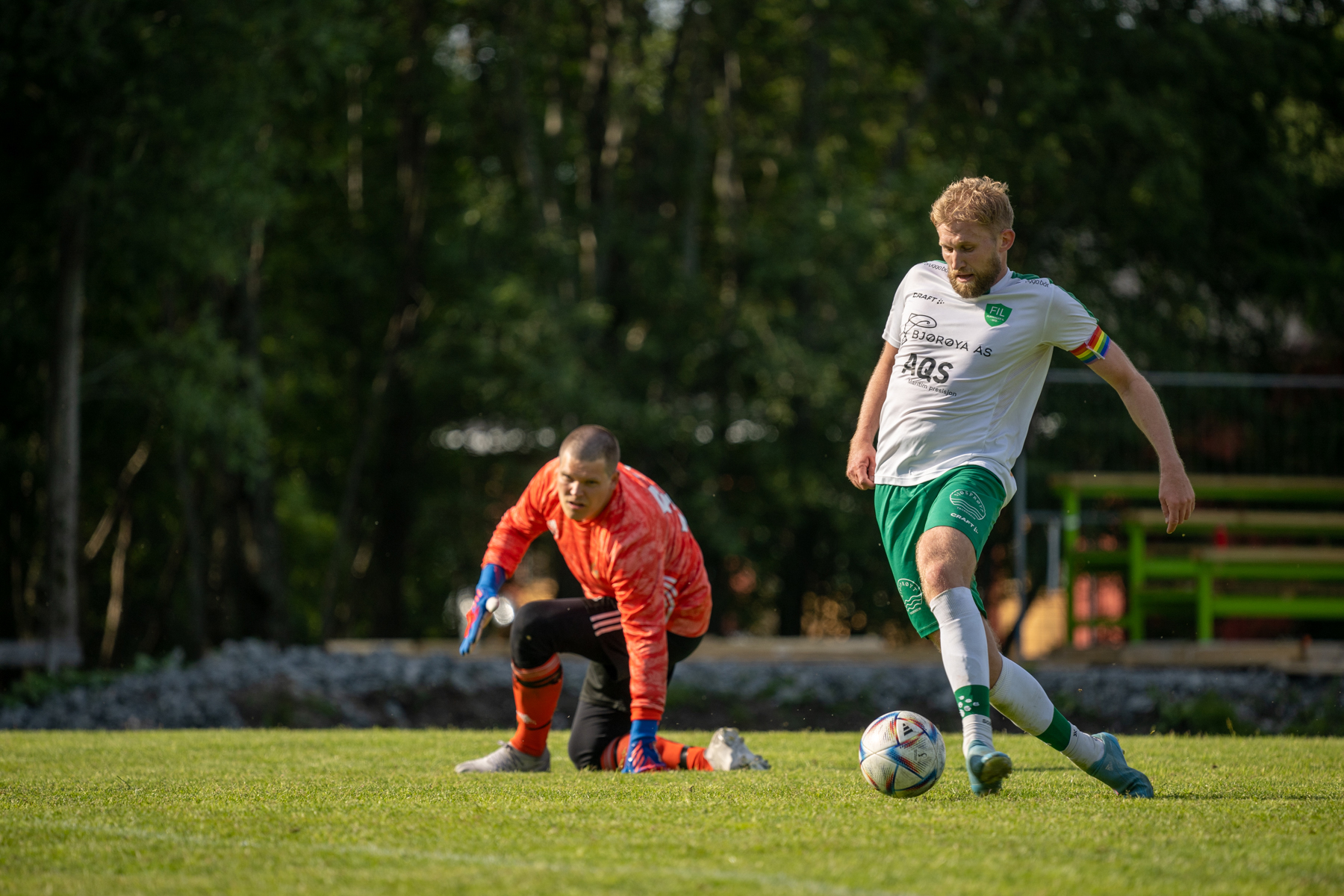 Ola Kristian Dahle H&oslash;stland fintet ut keeperen og satte det avgj&oslash;rende 3-1-m&aring;let for Flatanger. (Foto: Kristian Dahle Klocke)