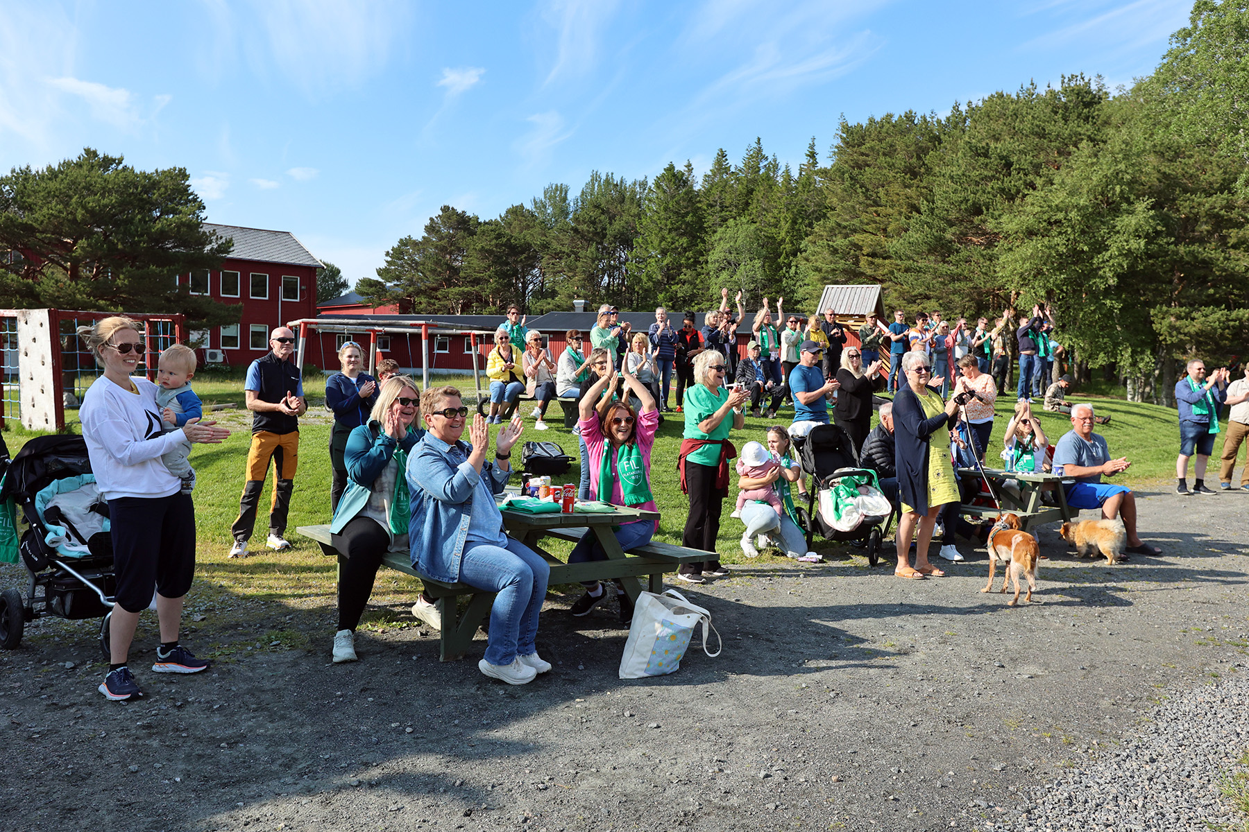 Publikum jublet da dommeren bl&aring;ste av kampen og seieren var i boks.