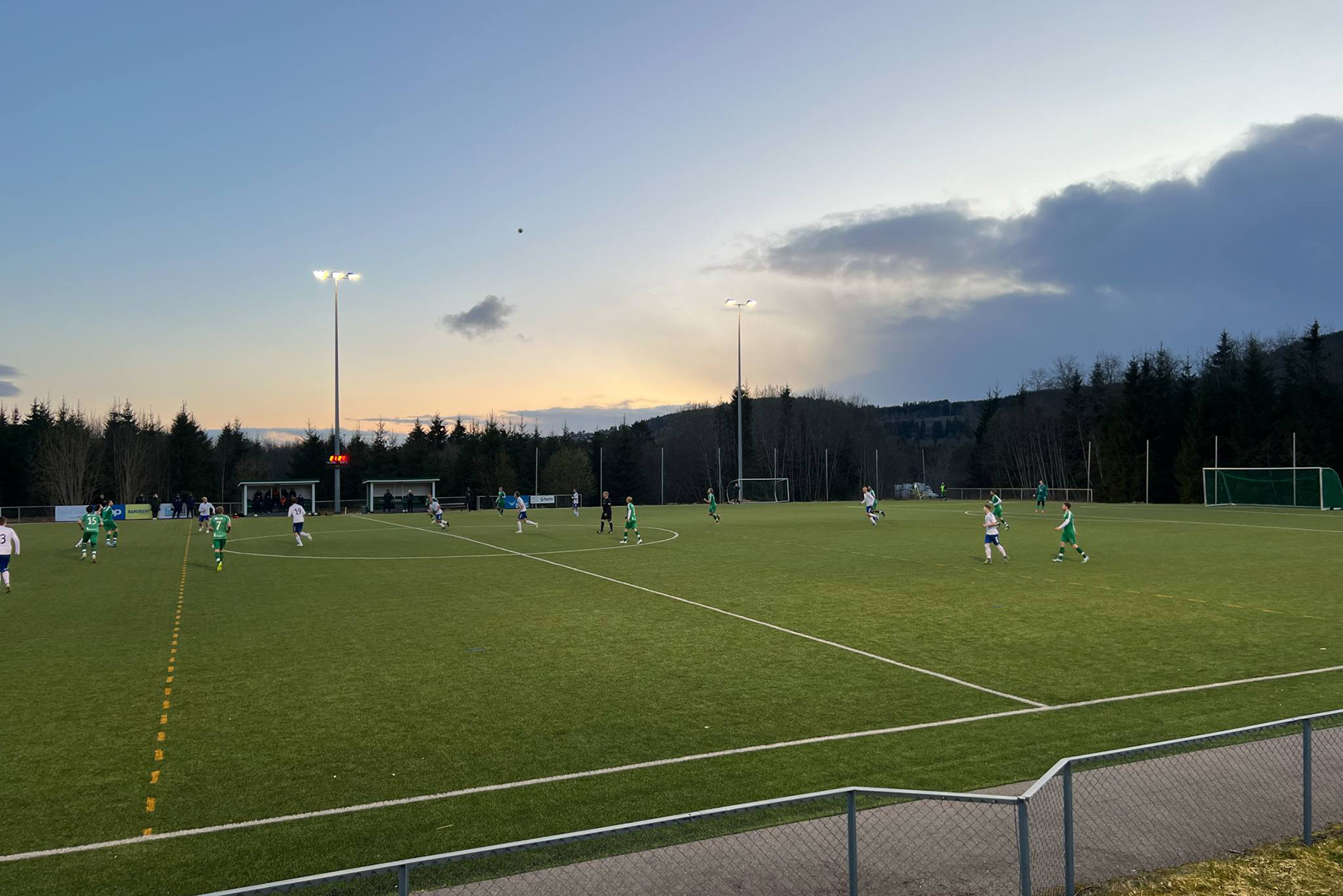 Flotte forhold på Byafossen kunstgress da Flatanger og Innherred/Steinkjer 2 barket sammen. (Foto: Charlotte Lein)