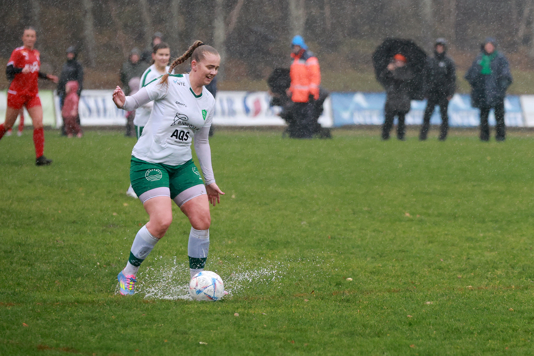 Signe Jakobsen alene med keeper, men plutselig br&aring;stopper ballen i en dam og keeper rekker &aring; rykke ut.