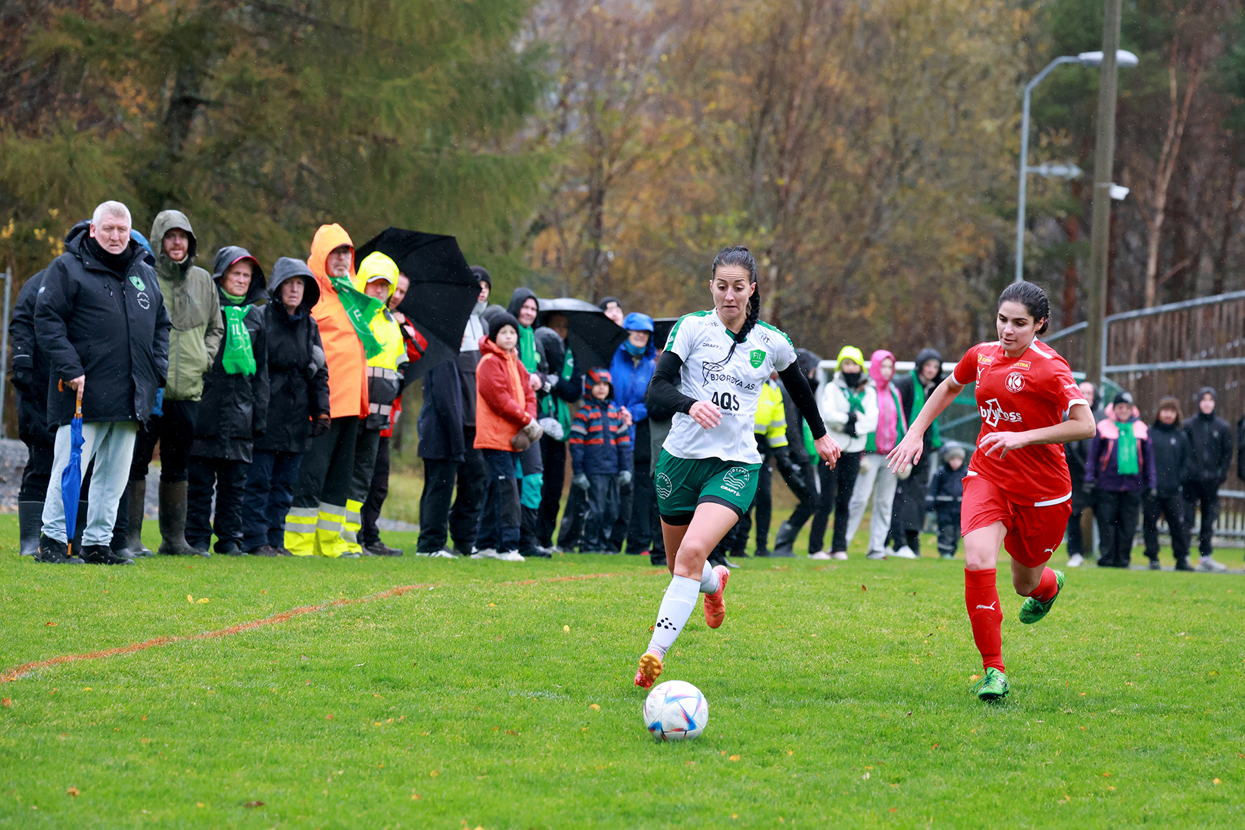 Hele 80 tilskuere trosset v&aelig;ret for &aring; se damelaget spille KM-kvalik mot Kolstad. Her Victoria Bentzen i angrep.