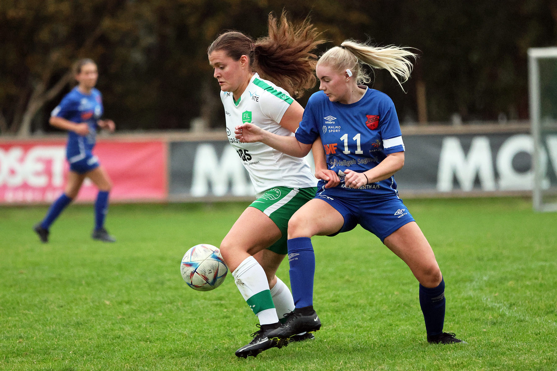 Kvams kaptein Ine Marie Vesterdal i kamp med Karen Indiana Finanger.