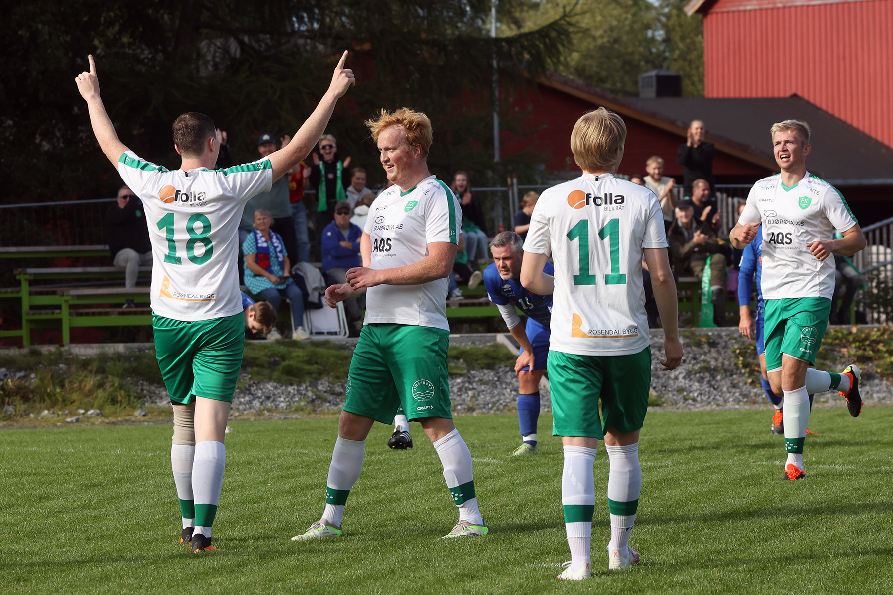 Mikael Strand mottar hyllest etter brassesparket som gikk i m&aring;l.