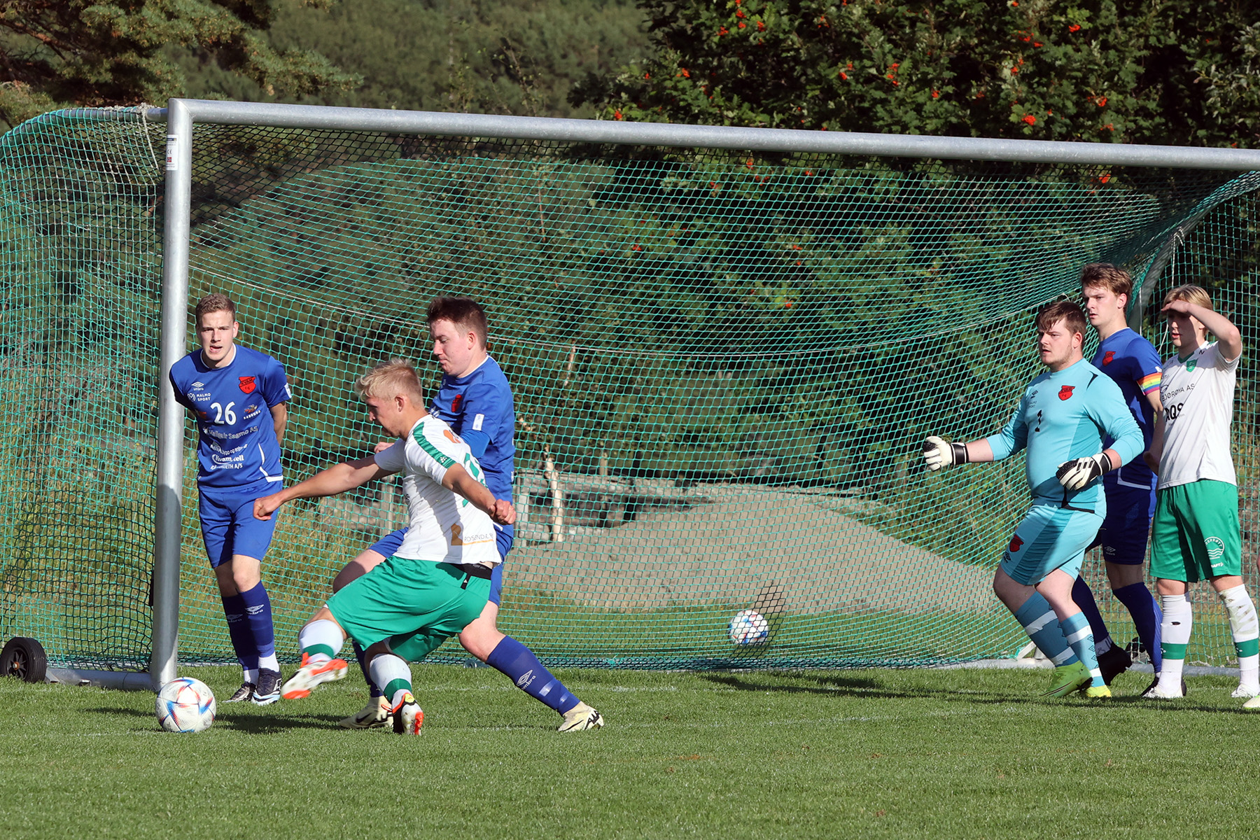 Simon Stamnes H&aring;gensen pr&oslash;vde &aring; n&aring; ballen, men det ble skudd utenfor.