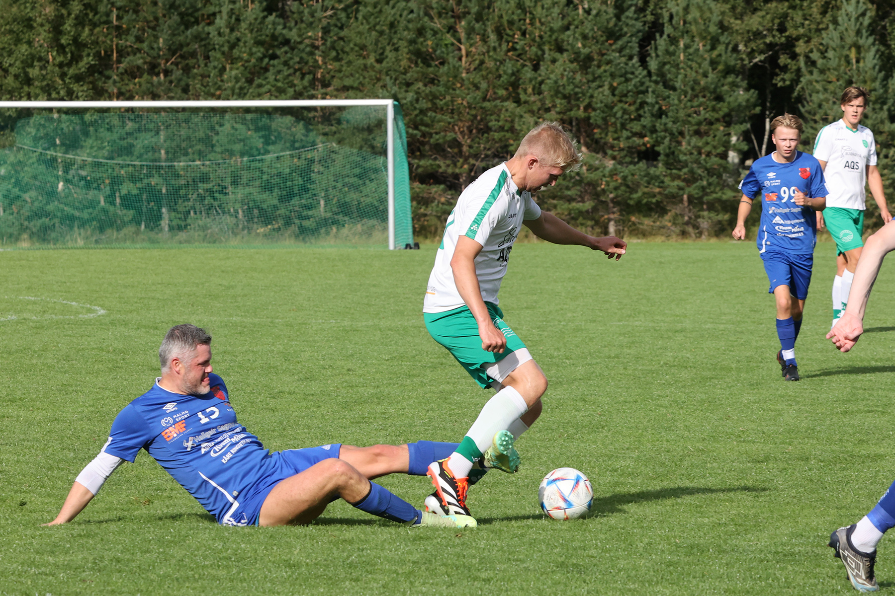 God gammeldags kr&aring;kfot p&aring; Simon Stamnes H&aring;gensen, som fikk frispark for dette tjuvtrikset.