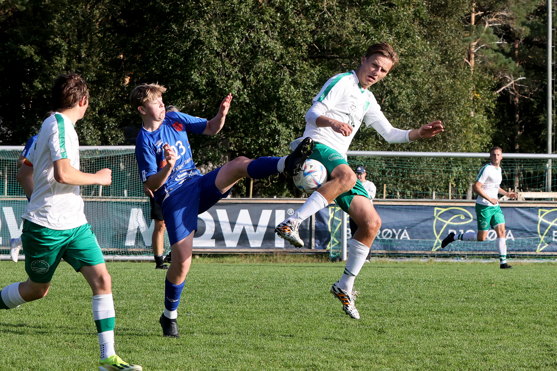 Krangel om ballen mellom Vegard H&oslash;stland og en Kvam-spiller.