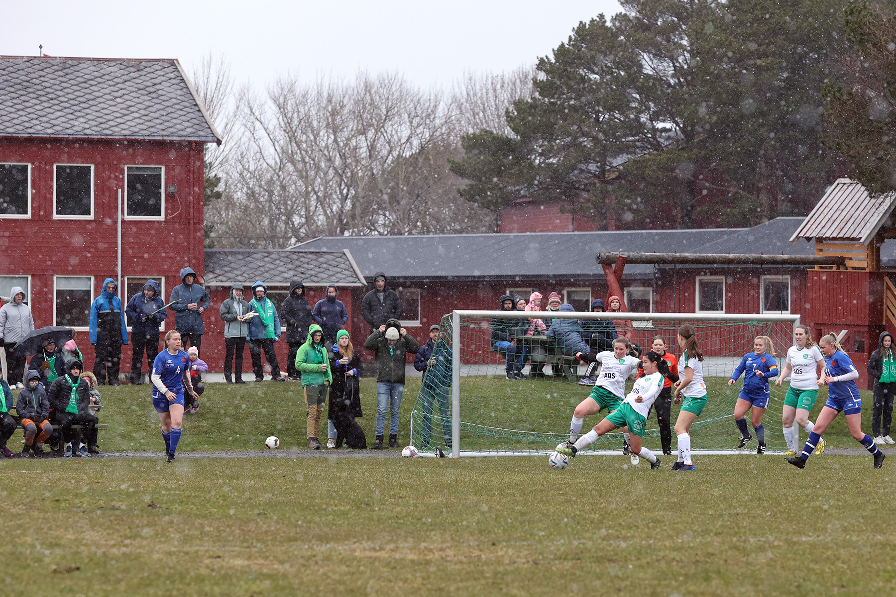 Snø og sludd vekslet med sol og oppholds under den første kampen mellom Flatanger og Kvam. Her er Sara Teigmo Hansen i aksjon foran mål.