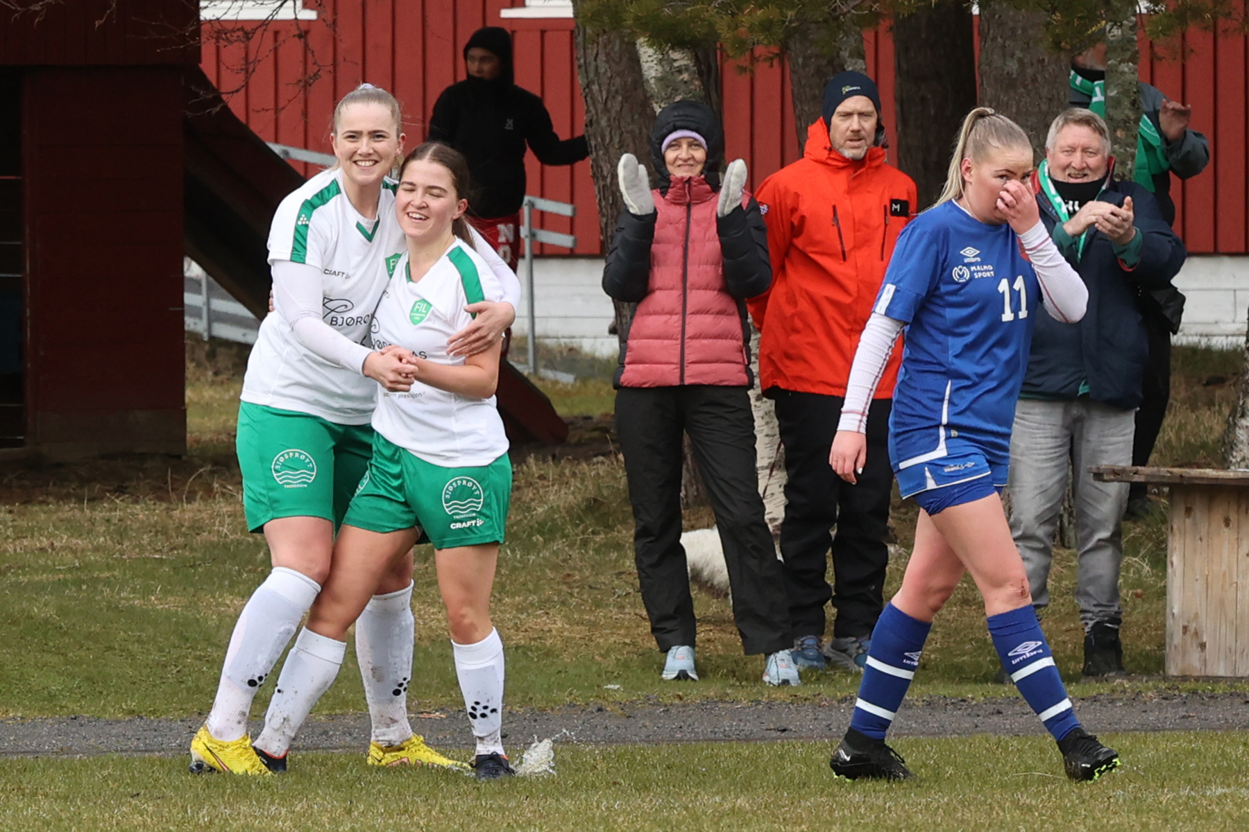 Signe Kristine Jakobsen jubler sammen med Amalie Stamnes Hågensen etter den første scoringa. Litt senere skulle Amalie sørge for Flatangers andre mål.