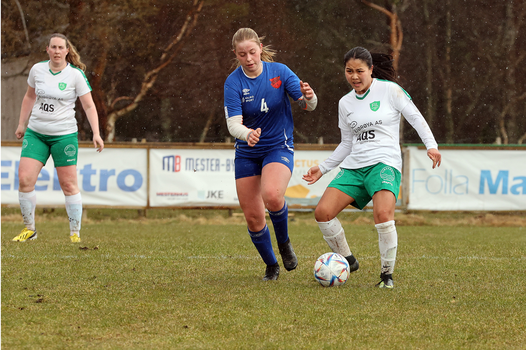 Sara Teigmo Hansen spiller seg fri, mens det er snø i lufta.