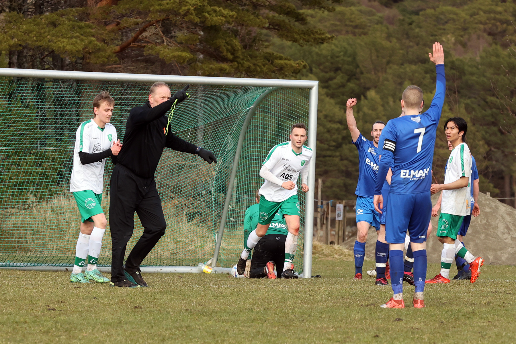 Benjamin Lein Fuglår setter Flatangers første mål, til protester fra Kvam-spillerne.