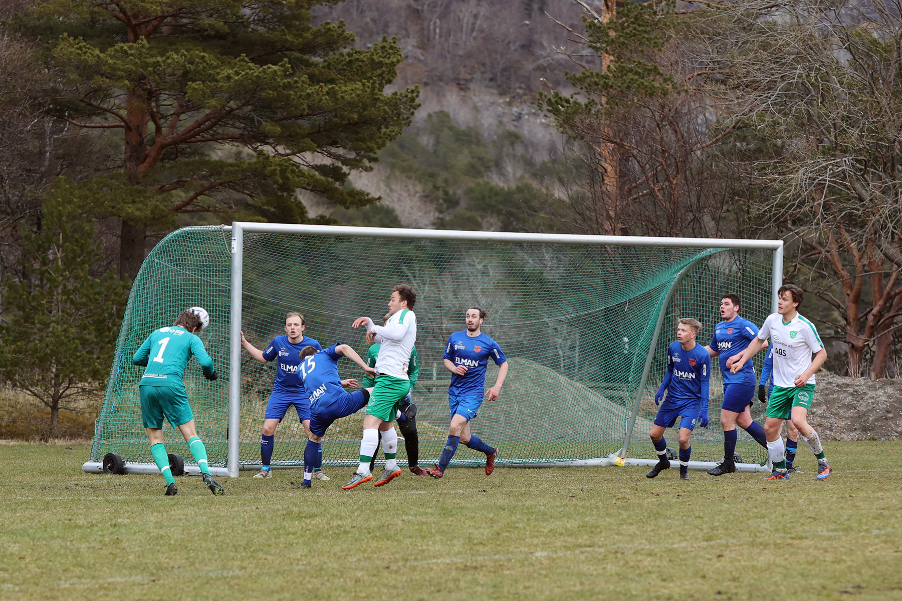 Flatangers keeper Karl Ivar Dahle Høstland var farlig foran Kvams mål, men headinga gikk over.